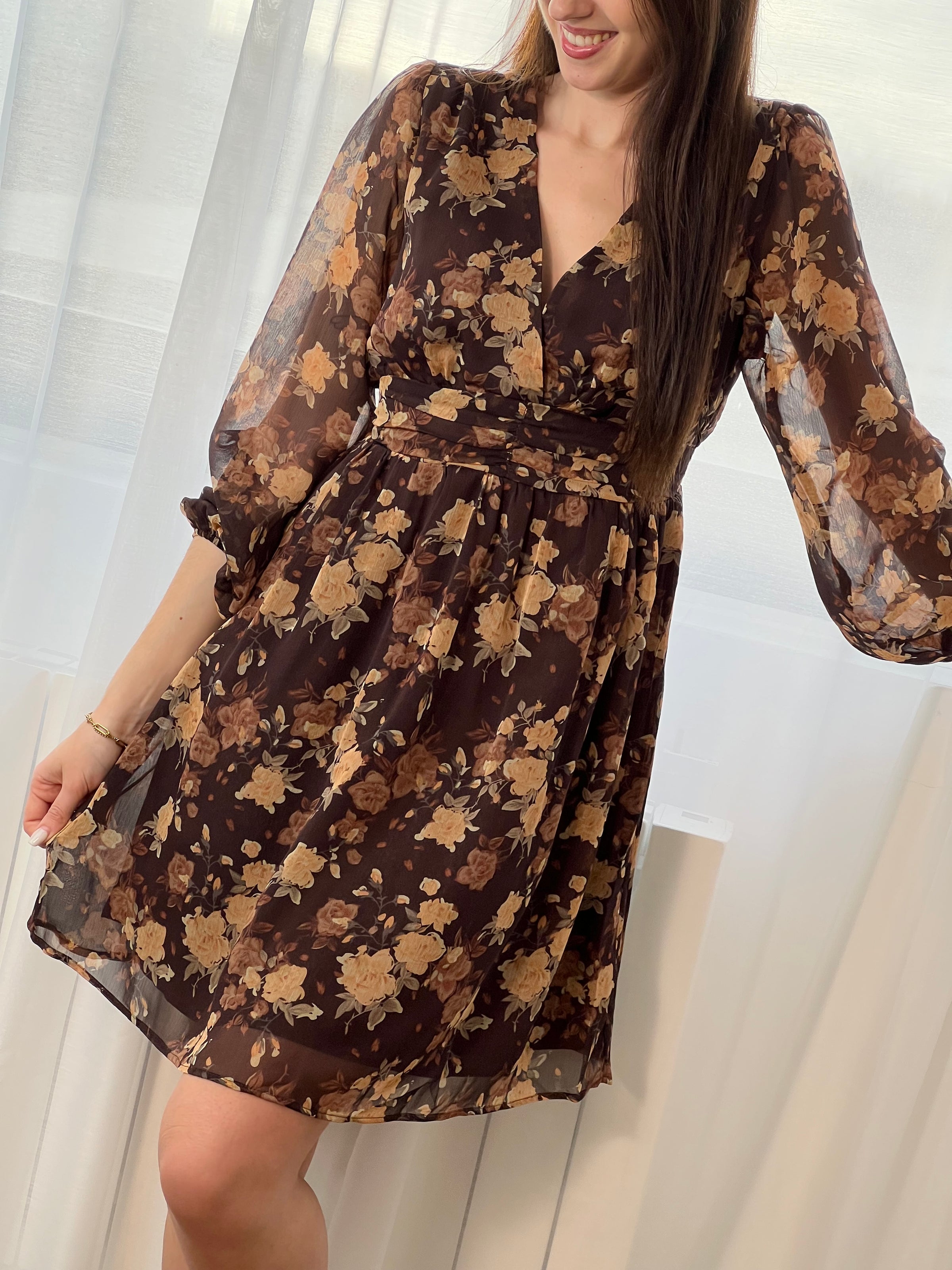 Découvrez la robe courte Eïra, une pièce élégante qui allie style et confort. Confectionnée en marron et noir avec un délicat motif floral, elle séduira les femmes en quête de sophistication. Ses manches longues ornées de volants ajoutent une touche romantique, tandis que le col V affine la silhouette.&nbsp;