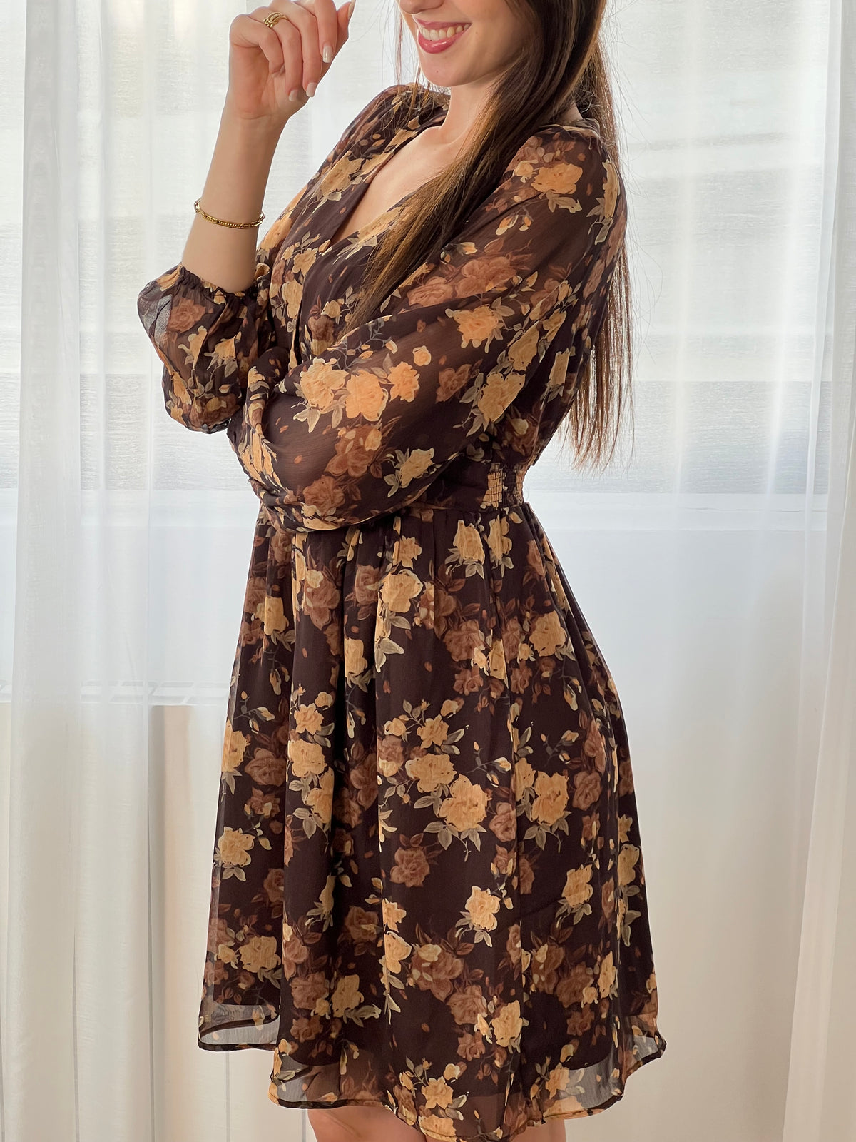 Découvrez la robe courte Eïra, une pièce élégante qui allie style et confort. Confectionnée en marron et noir avec un délicat motif floral, elle séduira les femmes en quête de sophistication. Ses manches longues ornées de volants ajoutent une touche romantique, tandis que le col V affine la silhouette.&nbsp;