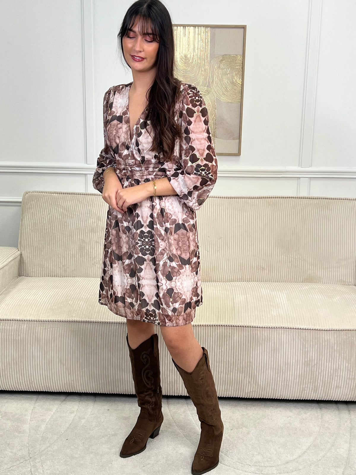 Affichez votre style avec la robe courte Elma. Dotée de manches longues, d'un col en V plongeant et de détails en fil doré, cette robe grande taille offre un confort optimal grâce à sa taille élastique au dos et ses poignets élastiques.