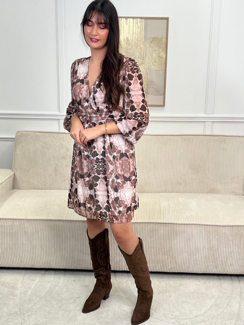 Affichez votre style avec la robe courte Elma. Dotée de manches longues, d'un col en V plongeant et de détails en fil doré, cette robe grande taille offre un confort optimal grâce à sa taille élastique au dos et ses poignets élastiques.