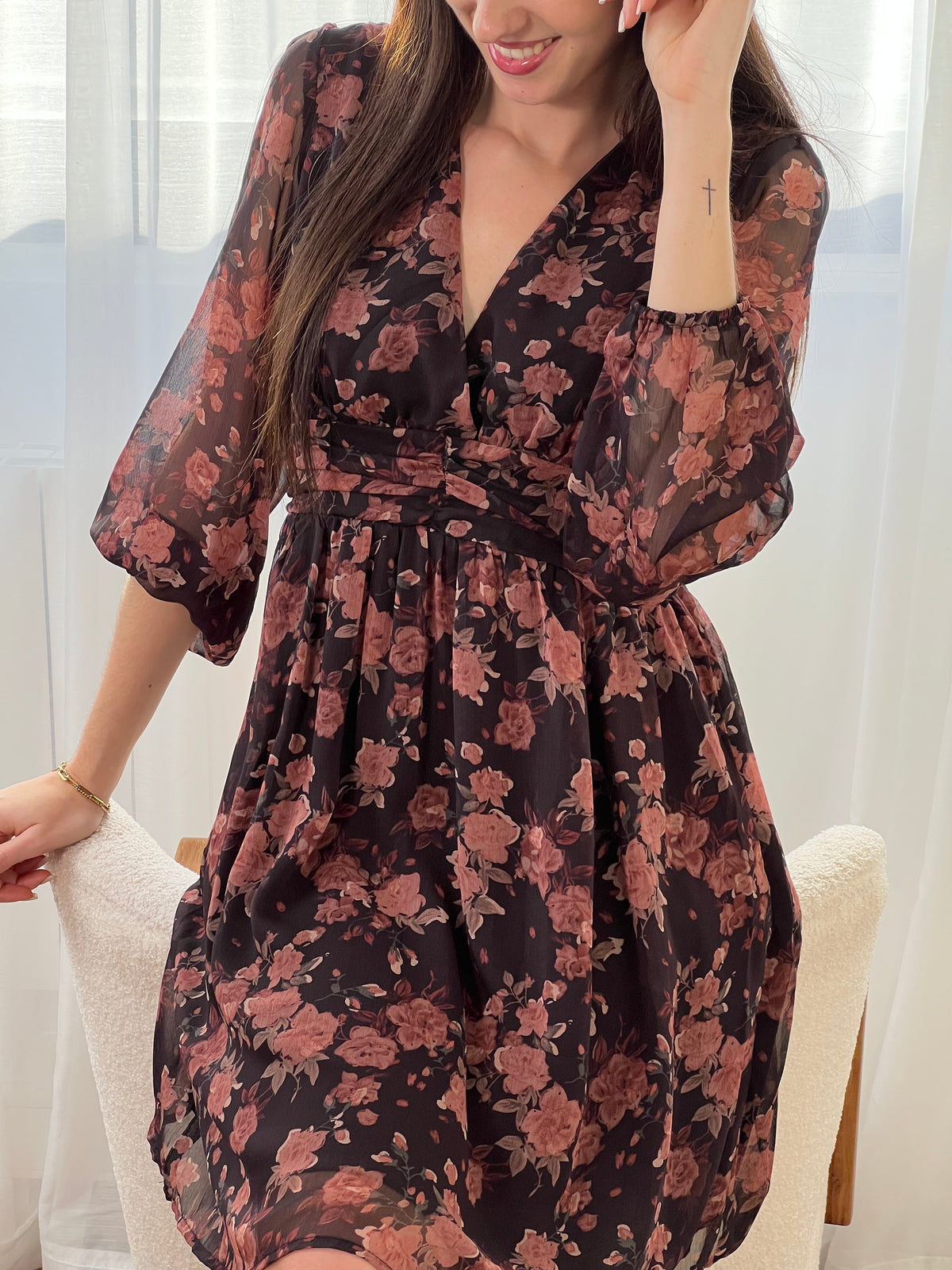 Découvrez la robe courte Blandine, une pièce élégante qui allie style et confort. Confectionnée en marron et noir avec un délicat motif floral, elle séduira les femmes en quête de sophistication. Ses manches longues ornées de volants ajoutent une touche romantique, tandis que le col V affine la silhouette.&nbsp;