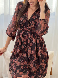 Découvrez la robe courte Blandine, une pièce élégante qui allie style et confort. Confectionnée en marron et noir avec un délicat motif floral, elle séduira les femmes en quête de sophistication. Ses manches longues ornées de volants ajoutent une touche romantique, tandis que le col V affine la silhouette.&nbsp;