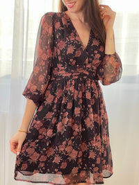 Découvrez la robe courte Blandine, une pièce élégante qui allie style et confort. Confectionnée en marron et noir avec un délicat motif floral, elle séduira les femmes en quête de sophistication. Ses manches longues ornées de volants ajoutent une touche romantique, tandis que le col V affine la silhouette.&nbsp;