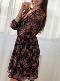 Découvrez la robe courte Blandine, une pièce élégante qui allie style et confort. Confectionnée en marron et noir avec un délicat motif floral, elle séduira les femmes en quête de sophistication. Ses manches longues ornées de volants ajoutent une touche romantique, tandis que le col V affine la silhouette.&nbsp;