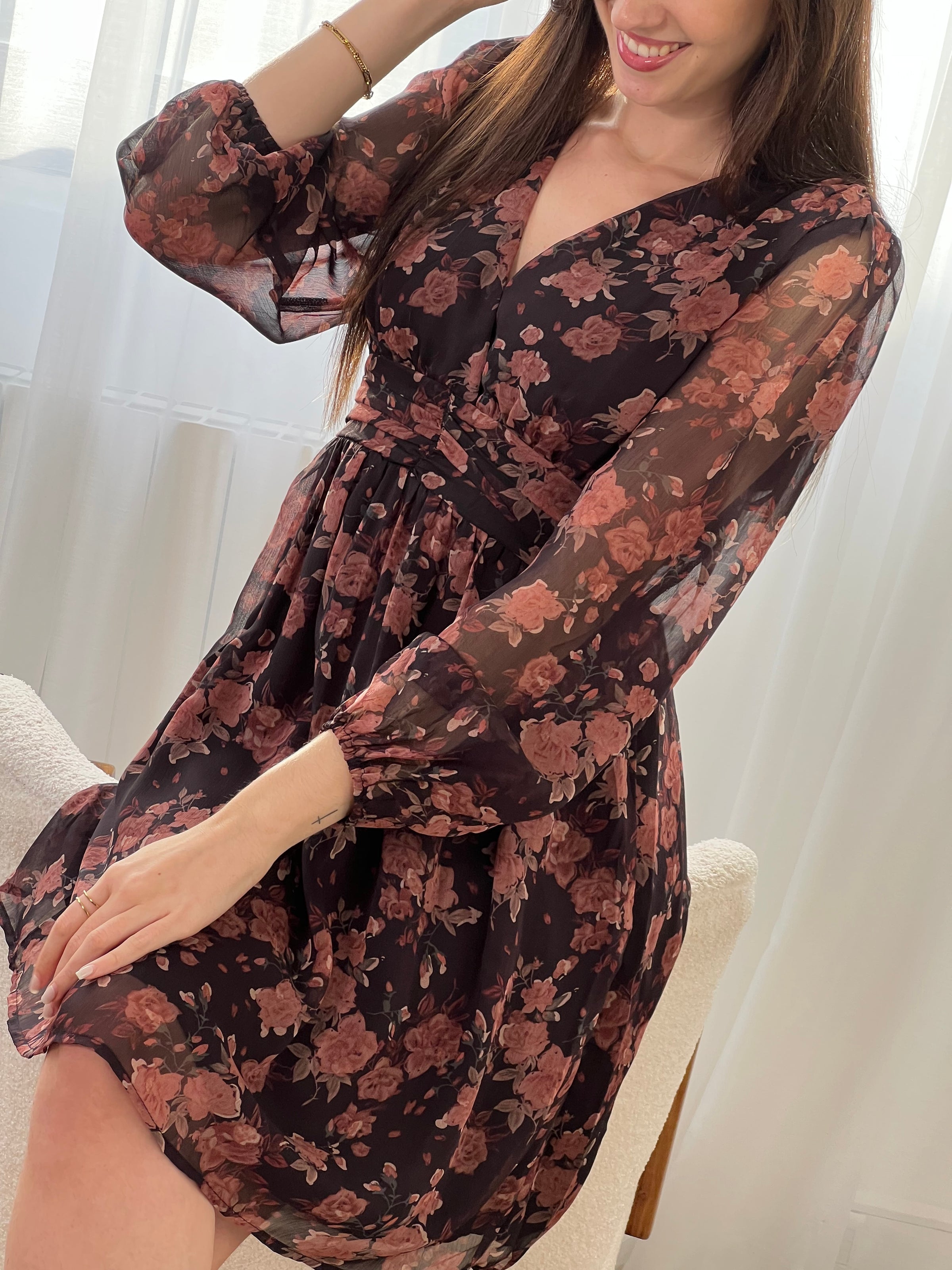 Découvrez la robe courte Blandine, une pièce élégante qui allie style et confort. Confectionnée en marron et noir avec un délicat motif floral, elle séduira les femmes en quête de sophistication. Ses manches longues ornées de volants ajoutent une touche romantique, tandis que le col V affine la silhouette.&nbsp;