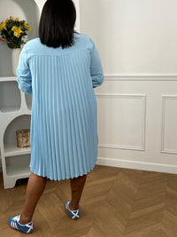 La texture plissée ajoute une touche de mouvement et de style, tandis que la couleur bleue apporte une note classique. Cette pièce est idéale pour des occasions décontractées ou plus habillées, permettant aux femmes de grande taille de rayonner avec confiance dans une robe chic et flatteuse.