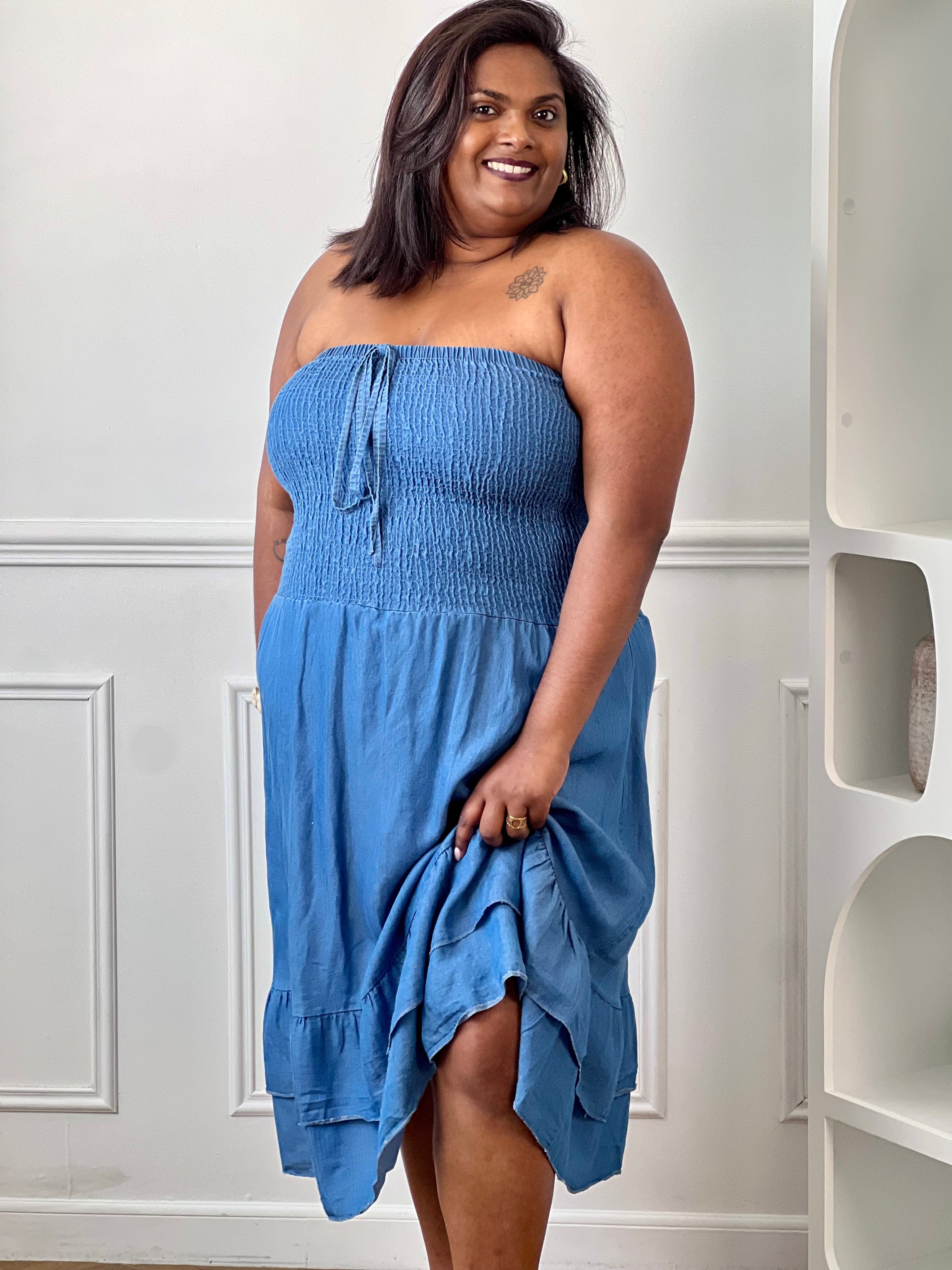 Craquez pour cette robe bandeau grande taille femme au style estival et féminin. Son haut élastiqué assure un maintien confortable tout en s’adaptant parfaitement à la silhouette. Les liens factices sur le haut apportent une touche de charme supplémentaire, tandis que sa coupe évasée et son volant sur le bas offrent un tombé fluide et léger. Avec sa couleur bleue lumineuse et son col bateau élégant, cette robe est idéale pour profiter des beaux jours avec style et confort.