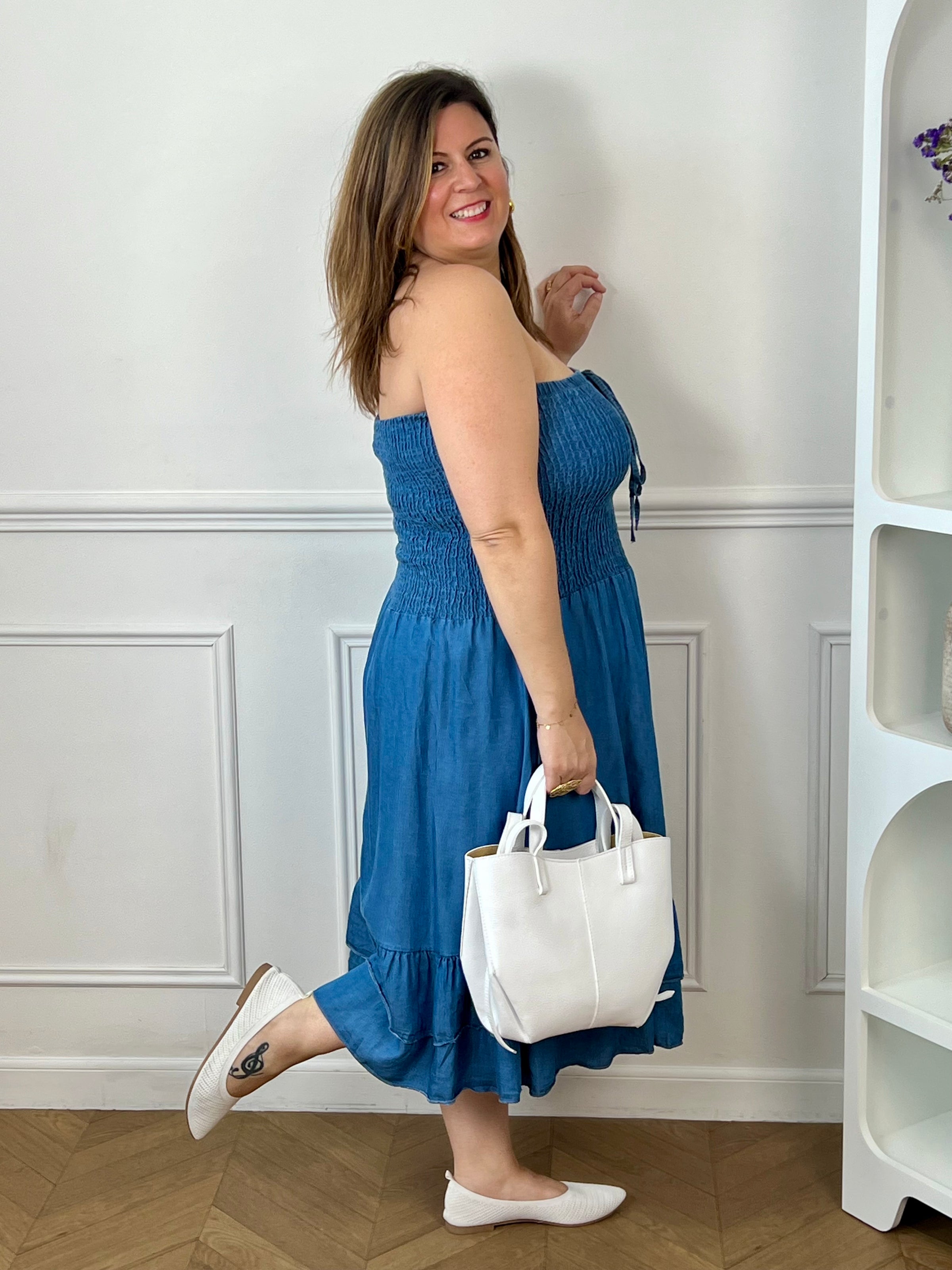 Craquez pour cette robe bandeau grande taille femme au style estival et féminin. Son haut élastiqué assure un maintien confortable tout en s’adaptant parfaitement à la silhouette. Les liens factices sur le haut apportent une touche de charme supplémentaire, tandis que sa coupe évasée et son volant sur le bas offrent un tombé fluide et léger. Avec sa couleur bleue lumineuse et son col bateau élégant, cette robe est idéale pour profiter des beaux jours avec style et confort.