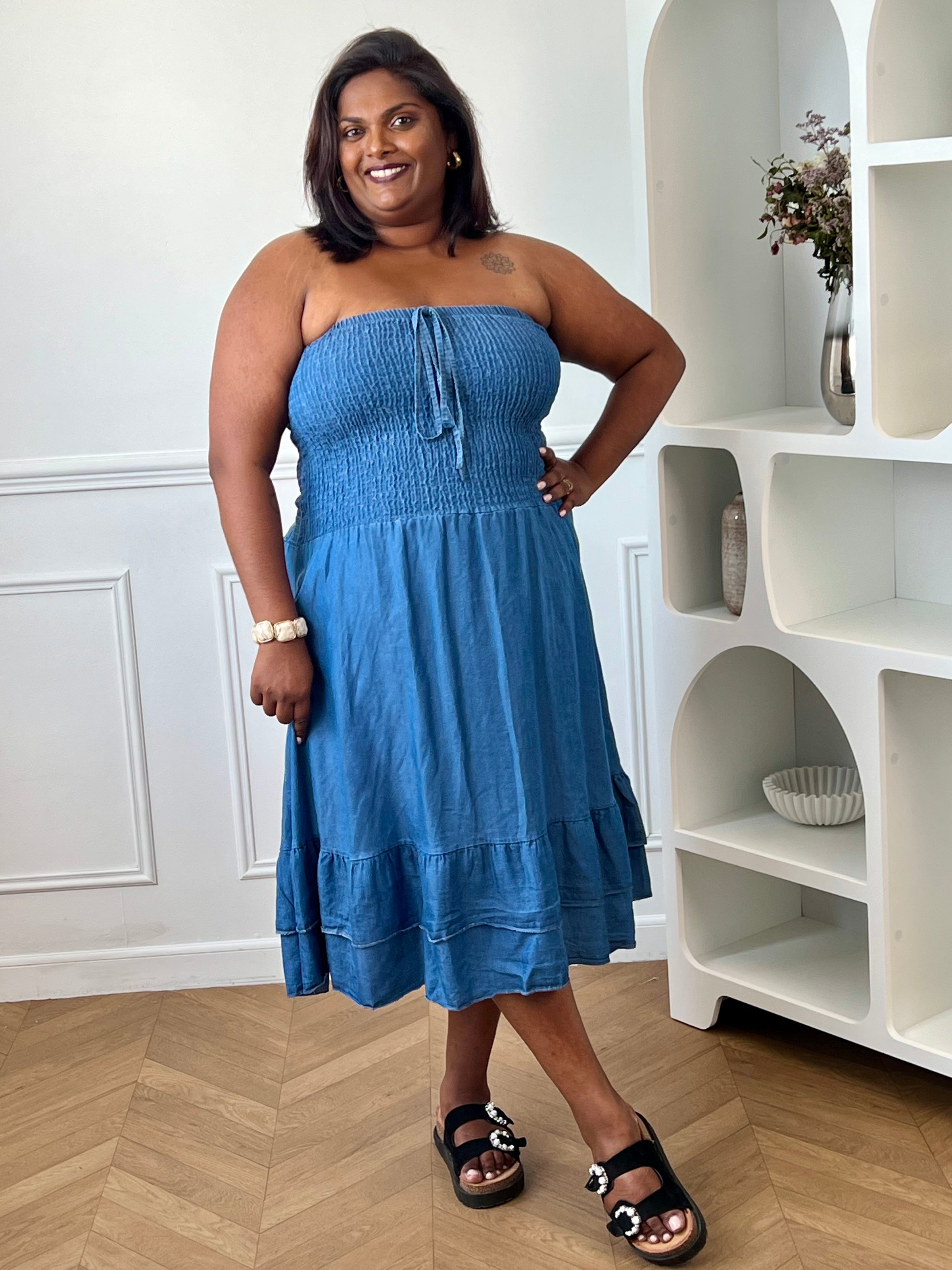 Craquez pour cette robe bandeau grande taille femme au style estival et féminin. Son haut élastiqué assure un maintien confortable tout en s’adaptant parfaitement à la silhouette. Les liens factices sur le haut apportent une touche de charme supplémentaire, tandis que sa coupe évasée et son volant sur le bas offrent un tombé fluide et léger. Avec sa couleur bleue lumineuse et son col bateau élégant, cette robe est idéale pour profiter des beaux jours avec style et confort.