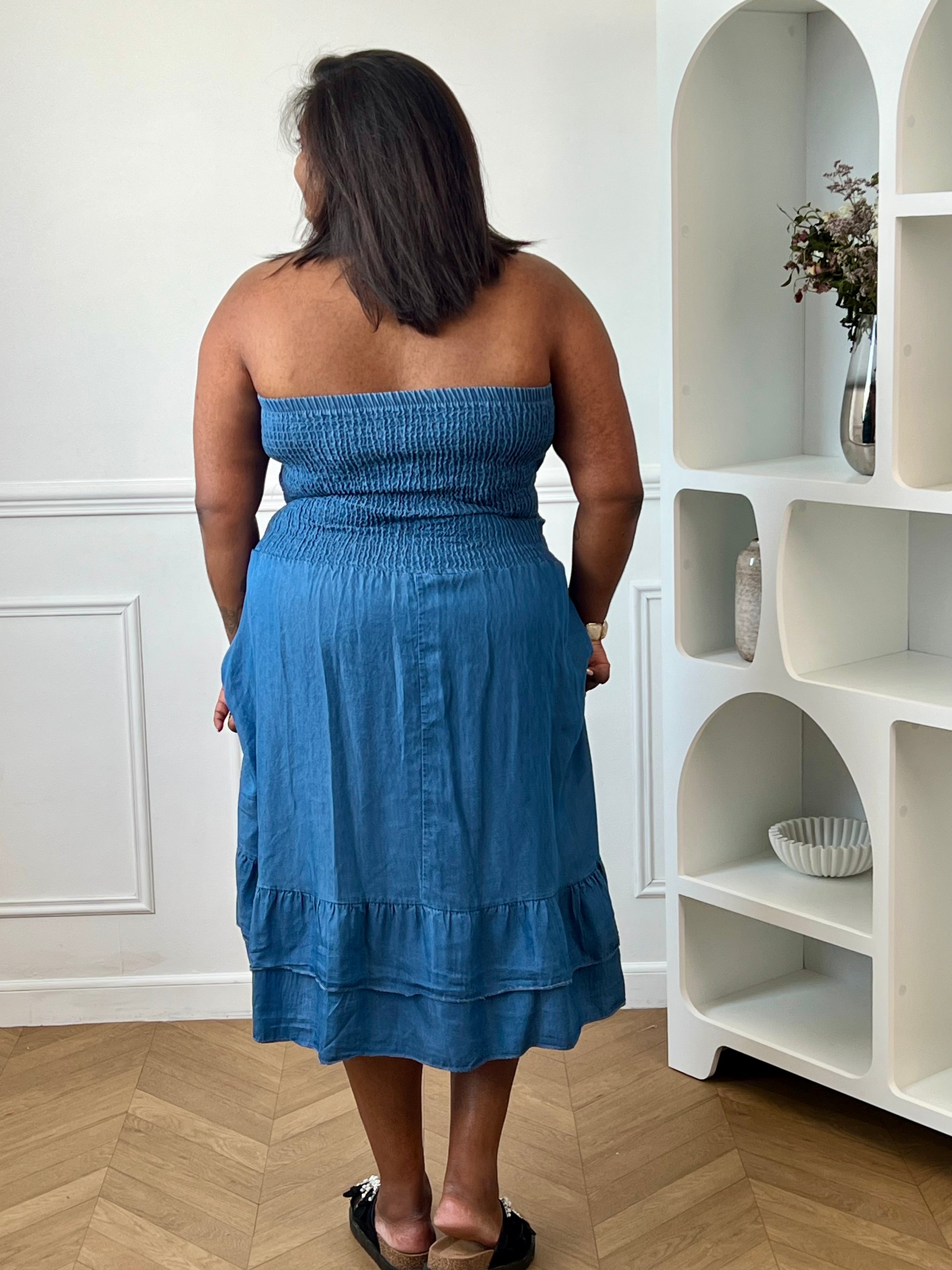 Craquez pour cette robe bandeau grande taille femme au style estival et féminin. Son haut élastiqué assure un maintien confortable tout en s’adaptant parfaitement à la silhouette. Les liens factices sur le haut apportent une touche de charme supplémentaire, tandis que sa coupe évasée et son volant sur le bas offrent un tombé fluide et léger. Avec sa couleur bleue lumineuse et son col bateau élégant, cette robe est idéale pour profiter des beaux jours avec style et confort.