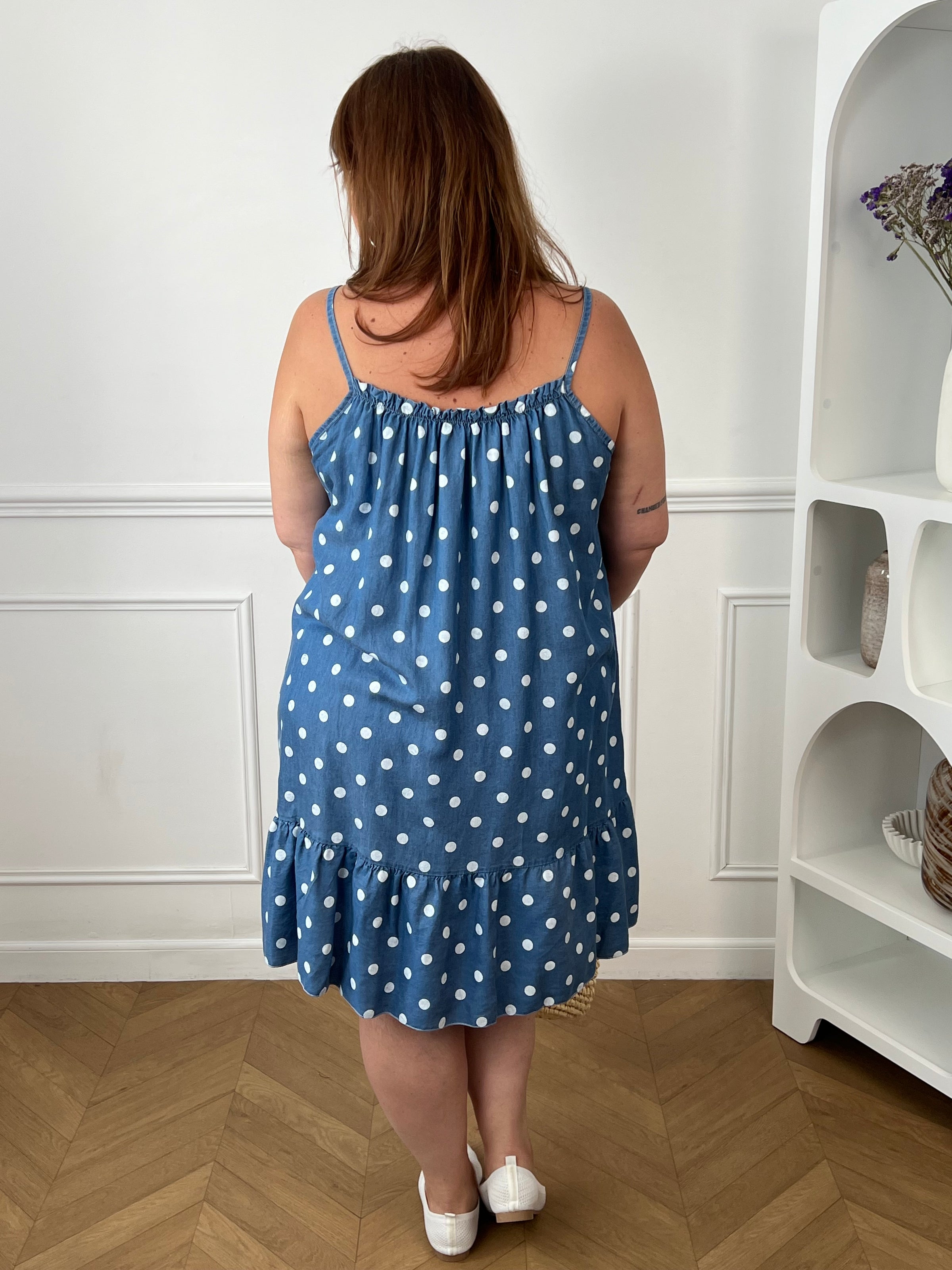 Robe courte bleue curve portée vue de dos motifs pois – Loïcia