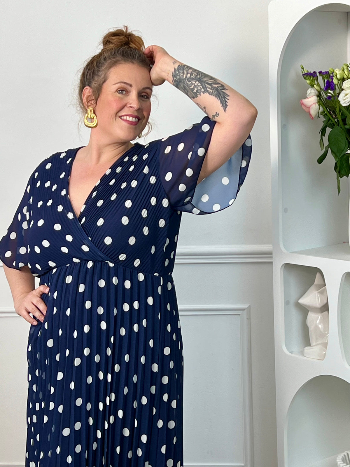 Robe longue bleu marine à pois grande taille, idéale pour une allure élégante et féminine. Avec sa coupe ample, ses manches courtes et sa taille resserrée, elle offre confort et mise en valeur de la silhouette. Son col V apporte une touche raffinée, tandis que ses pois blancs ajoutent un style intemporel. Doublée sauf aux manches, cette robe fluide est parfaite pour un look chic au quotidien.