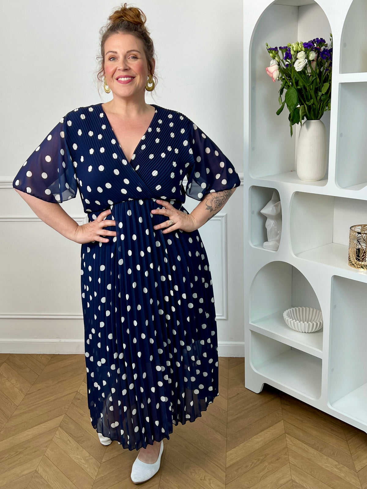 Robe longue bleu marine à pois grande taille, idéale pour une allure élégante et féminine. Avec sa coupe ample, ses manches courtes et sa taille resserrée, elle offre confort et mise en valeur de la silhouette. Son col V apporte une touche raffinée, tandis que ses pois blancs ajoutent un style intemporel. Doublée sauf aux manches, cette robe fluide est parfaite pour un look chic au quotidien.