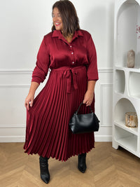 Robe longue bordeaux satinée à jupe plissée grande taille - modèle avec ceinture nouée, sac noir et bottes pour mollets larges