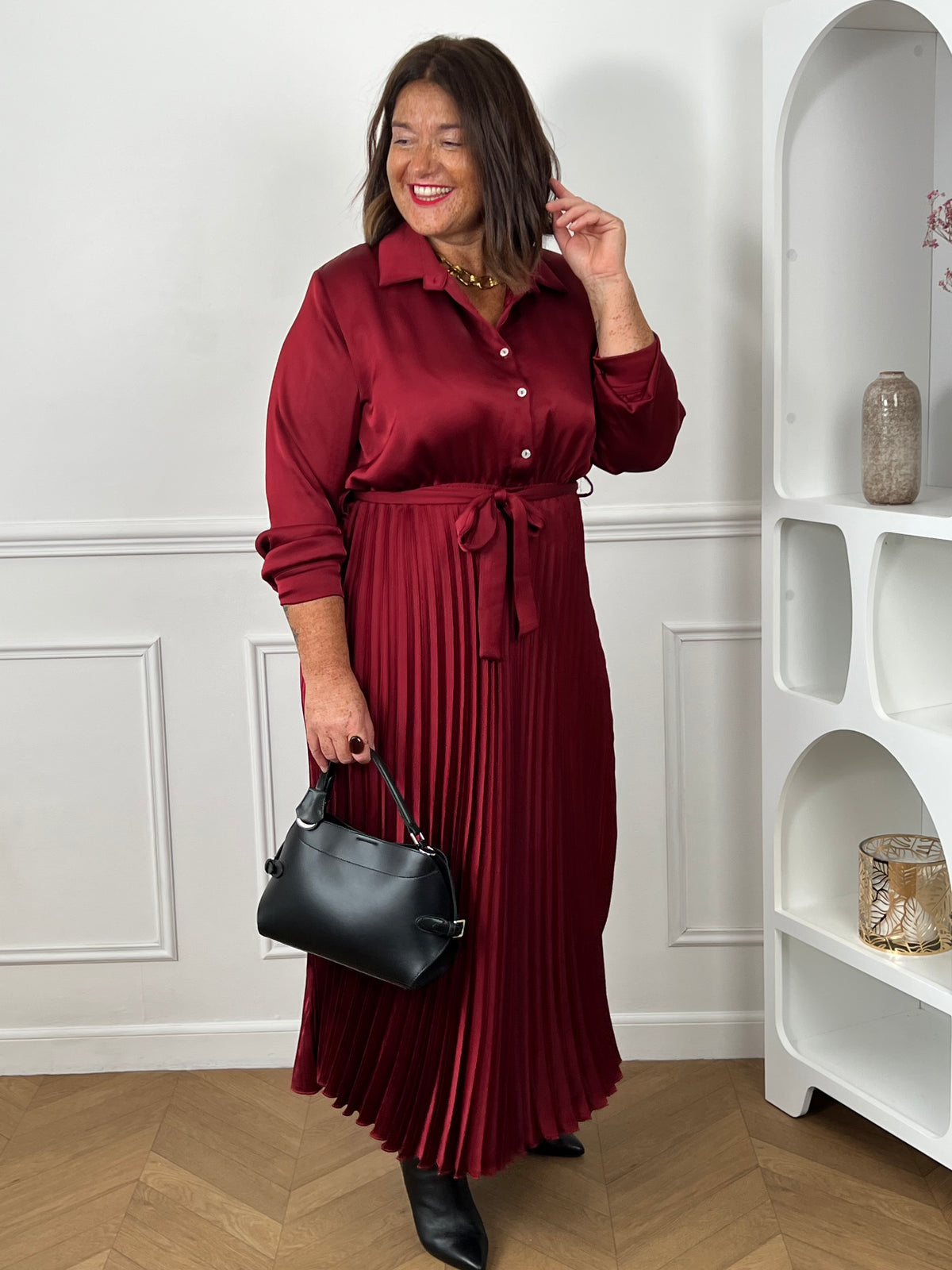 Robe longue bordeaux satinée plissée grande taille - vue de face avec ceinture nouée et col chemise