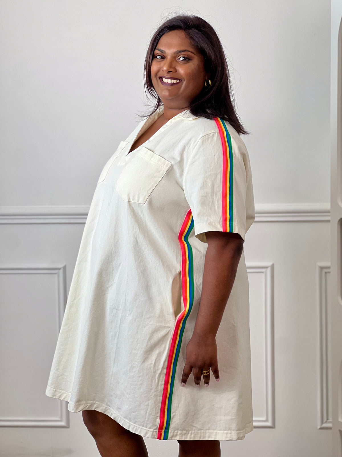 Adoptez un look estival plein de fraîcheur avec cette robe courte beige grande taille femme. Sa coupe ample assure un confort optimal au quotidien, tandis que son col chemise avec encolure en V apporte une touche d'élégance décontractée. Pratique et tendance, elle est dotée de deux poches poitrine et de deux poches latérales. Les rayures colorées sur les épaules et les côtés de la robe, dans des tons rose fluo, orange, jaune, bleu et vert.