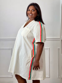 Adoptez un look estival plein de fraîcheur avec cette robe courte beige grande taille femme. Sa coupe ample assure un confort optimal au quotidien, tandis que son col chemise avec encolure en V apporte une touche d'élégance décontractée. Pratique et tendance, elle est dotée de deux poches poitrine et de deux poches latérales. Les rayures colorées sur les épaules et les côtés de la robe, dans des tons rose fluo, orange, jaune, bleu et vert.
