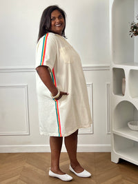 Adoptez un look estival plein de fraîcheur avec cette robe courte beige grande taille femme. Sa coupe ample assure un confort optimal au quotidien, tandis que son col chemise avec encolure en V apporte une touche d'élégance décontractée. Pratique et tendance, elle est dotée de deux poches poitrine et de deux poches latérales. Les rayures colorées sur les épaules et les côtés de la robe, dans des tons rose fluo, orange, jaune, bleu et vert.