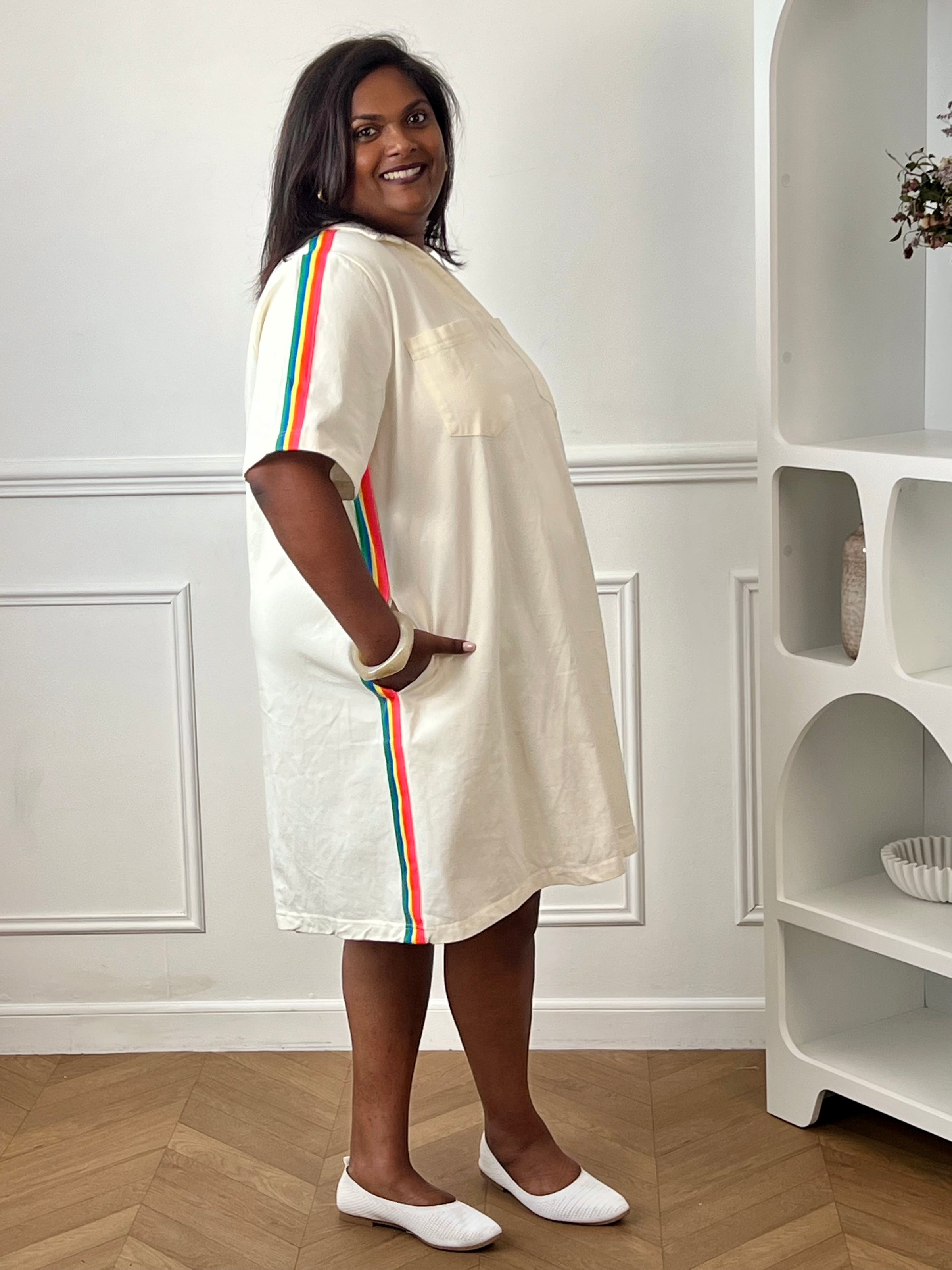 Adoptez un look estival plein de fraîcheur avec cette robe courte beige grande taille femme. Sa coupe ample assure un confort optimal au quotidien, tandis que son col chemise avec encolure en V apporte une touche d'élégance décontractée. Pratique et tendance, elle est dotée de deux poches poitrine et de deux poches latérales. Les rayures colorées sur les épaules et les côtés de la robe, dans des tons rose fluo, orange, jaune, bleu et vert.