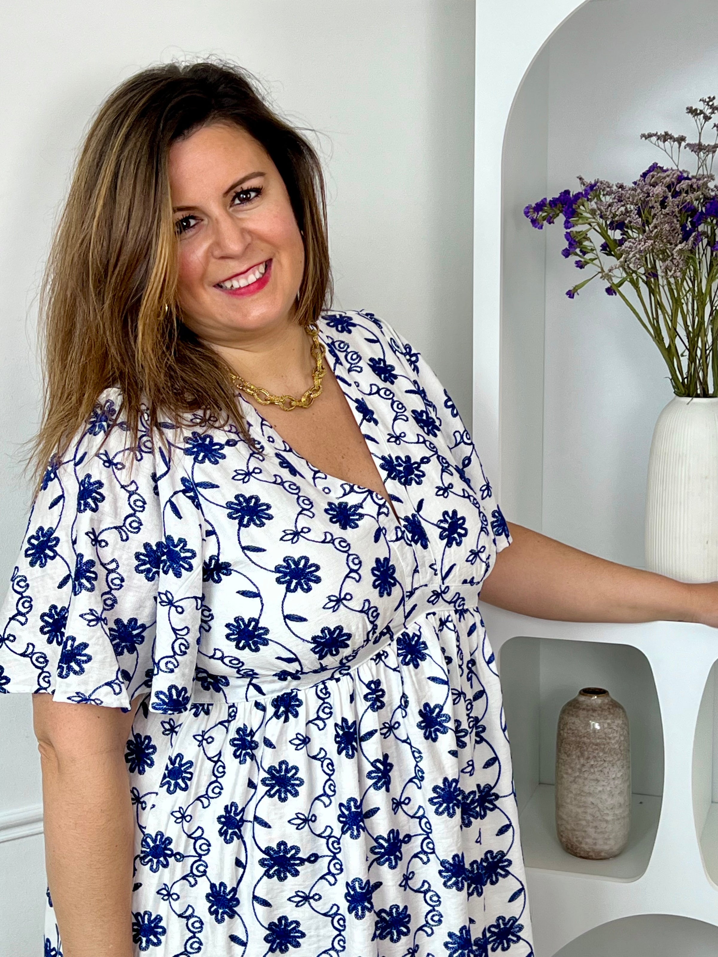 Cette robe courte à motifs séduit et son joli col V qui met subtilement en valeur le décolleté. À la fois fraîche et féminine, elle est idéale pour un look léger et plein de charme. Elle est idéale pour un look féminin avec ses motifs floraux.