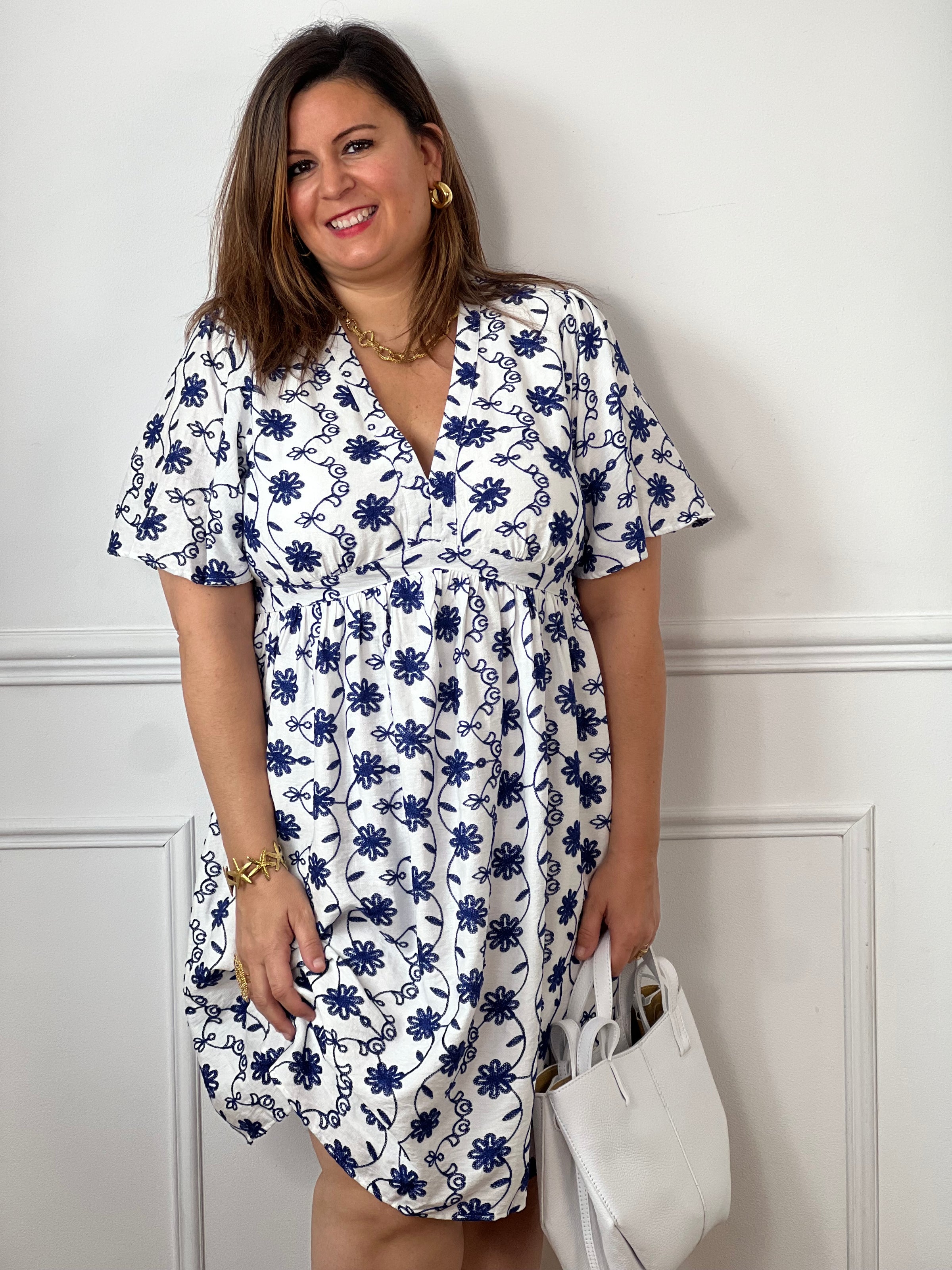 Cette robe courte à motifs séduit et son joli col V qui met subtilement en valeur le décolleté. À la fois fraîche et féminine, elle est idéale pour un look léger et plein de charme. Elle est idéale pour un look féminin avec ses motifs floraux.