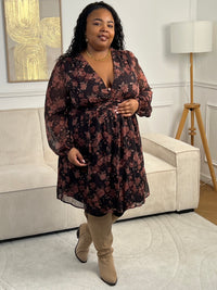 Découvrez la robe courte Blandine, une pièce élégante qui allie style et confort. Confectionnée en marron et noir avec un délicat motif floral, elle séduira les femmes en quête de sophistication. Ses manches longues ornées de volants ajoutent une touche romantique, tandis que le col V affine la silhouette.&nbsp;