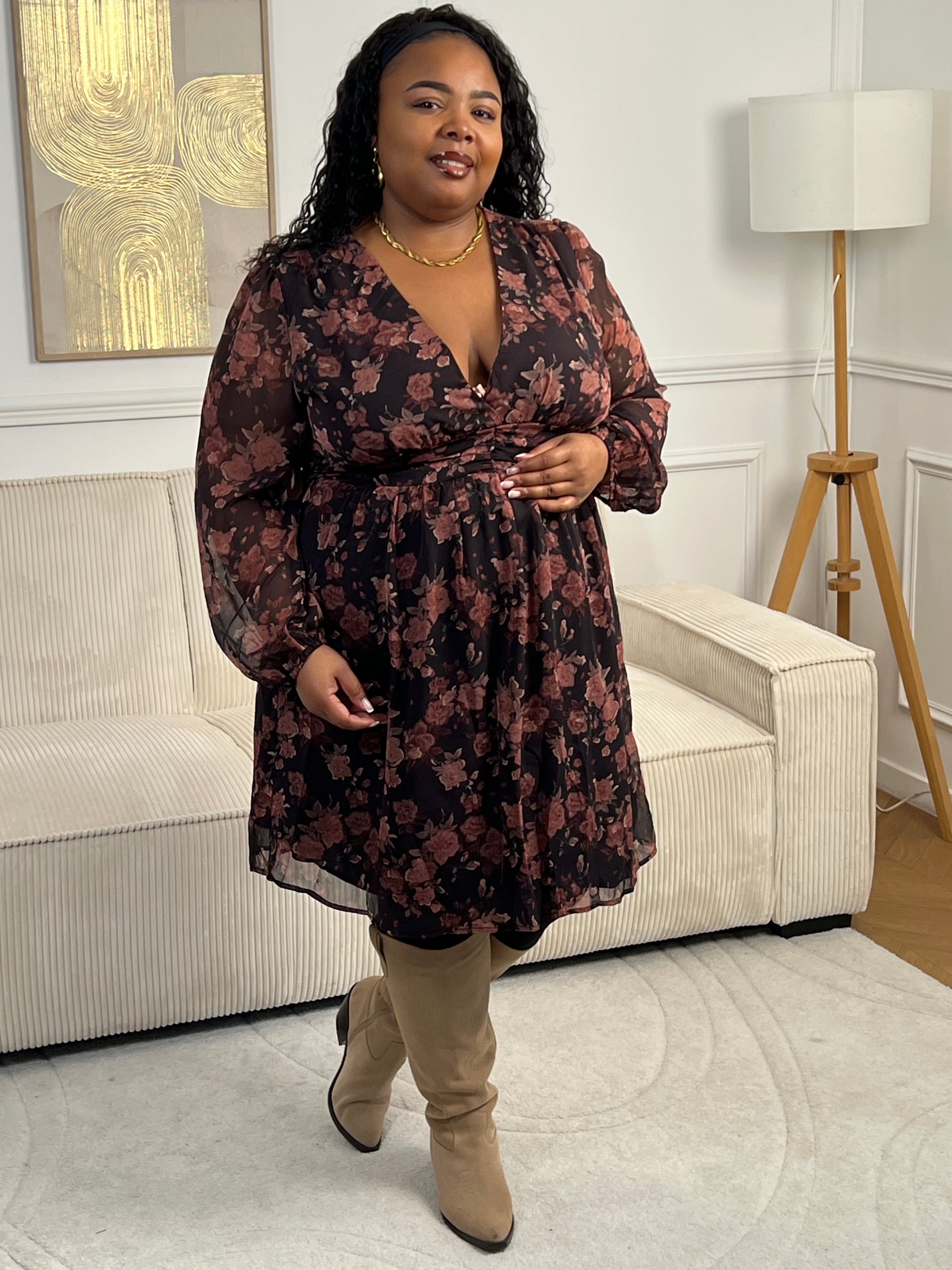 Découvrez la robe courte Blandine, une pièce élégante qui allie style et confort. Confectionnée en marron et noir avec un délicat motif floral, elle séduira les femmes en quête de sophistication. Ses manches longues ornées de volants ajoutent une touche romantique, tandis que le col V affine la silhouette.&nbsp;