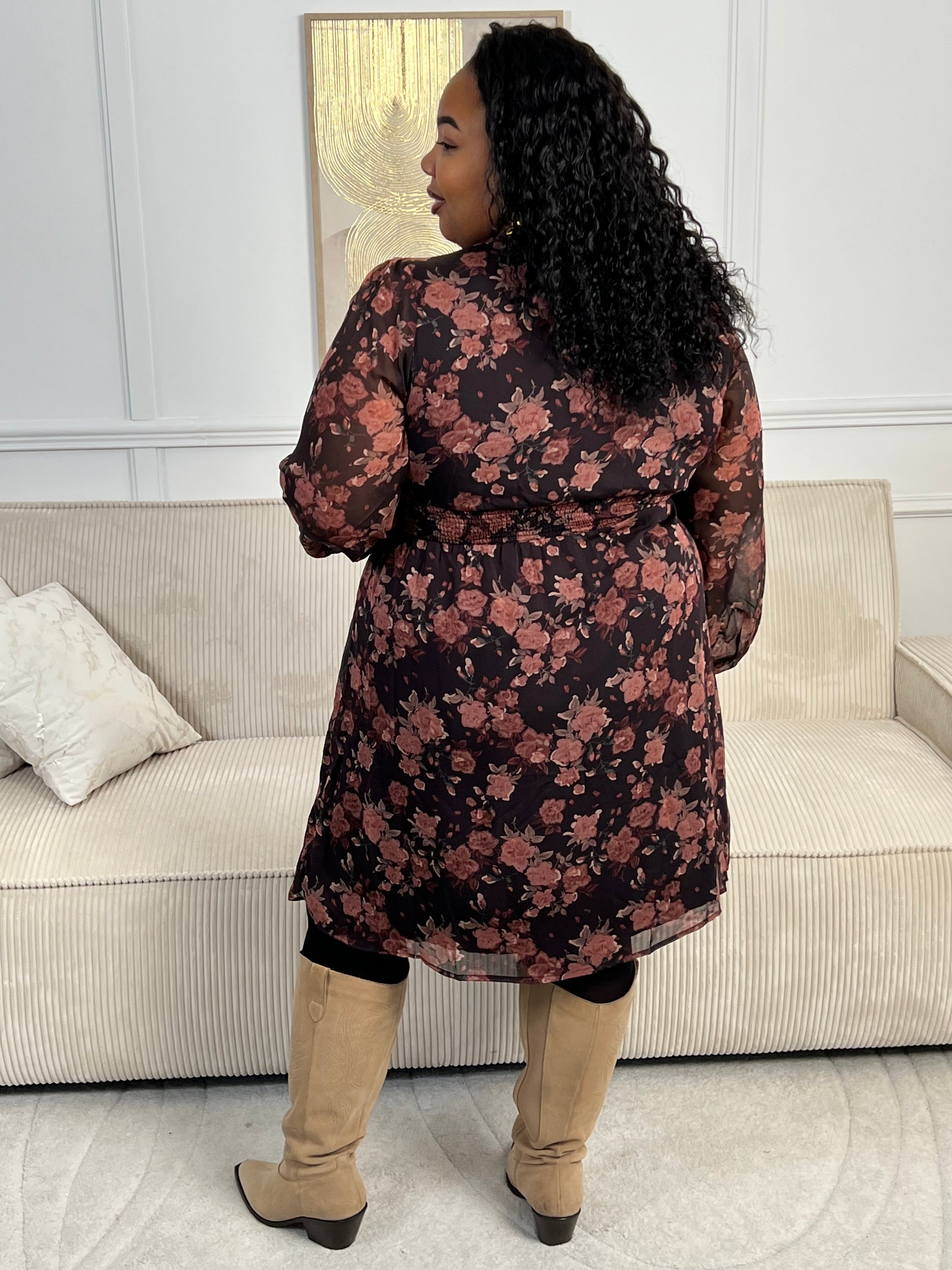 Découvrez la robe courte Blandine, une pièce élégante qui allie style et confort. Confectionnée en marron et noir avec un délicat motif floral, elle séduira les femmes en quête de sophistication. Ses manches longues ornées de volants ajoutent une touche romantique, tandis que le col V affine la silhouette.&nbsp;