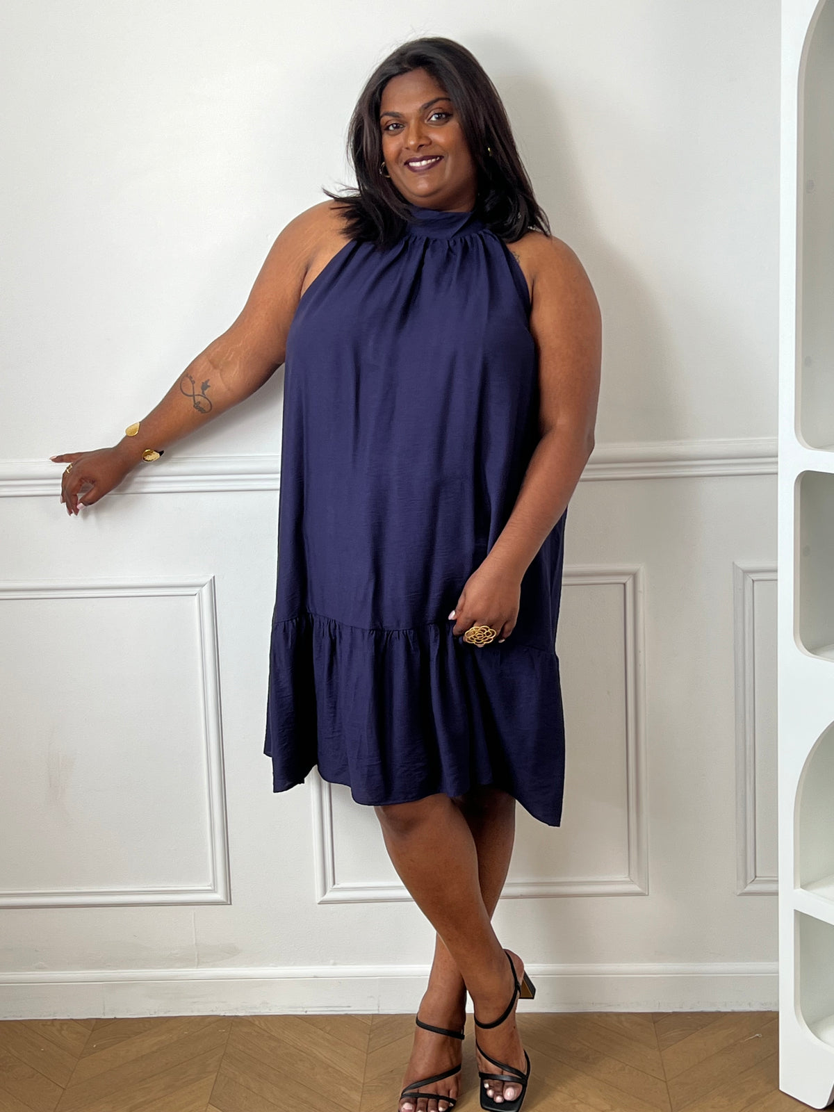 Élégante et aérienne, cette robe bleu marine grande taille est parfaite pour créer un look féminin et raffiné. Son col montant à nouer, son dos nu et sa coupe évasée lui confèrent une allure chic tout en restant agréable à porter. Sa matière légèrement transparente apporte une touche de légèreté idéale pour la belle saison.