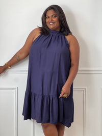 Élégante et aérienne, cette robe bleu marine grande taille est parfaite pour créer un look féminin et raffiné. Son col montant à nouer, son dos nu et sa coupe évasée lui confèrent une allure chic tout en restant agréable à porter. Sa matière légèrement transparente apporte une touche de légèreté idéale pour la belle saison.