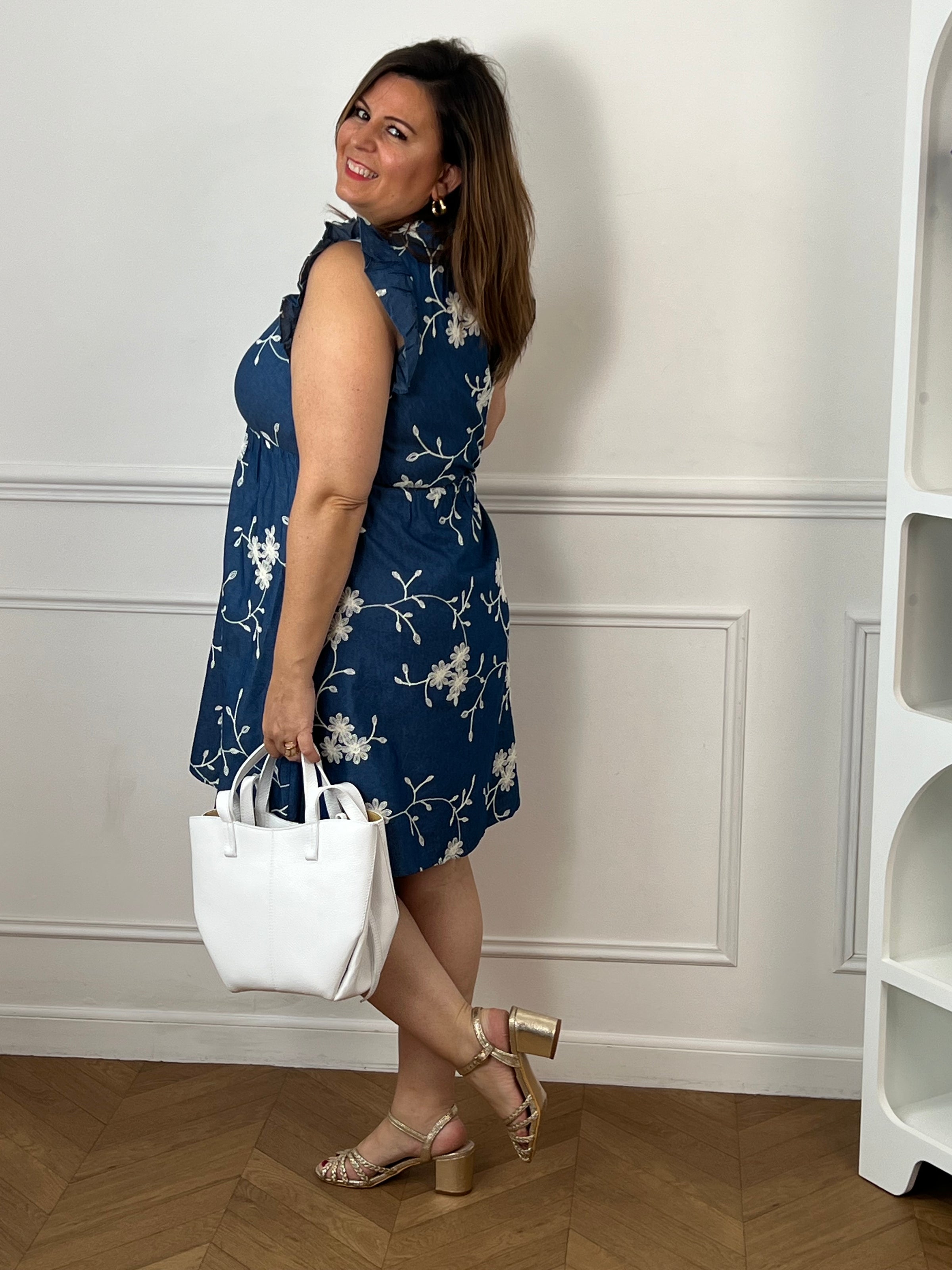 Craquez pour cette robe en coton grande taille, ornée de délicates fleurs brodées bleu marine et écru. Son col cache-cœur devant et dos, ses volants aux épaules, sa taille élastiquée et son lien à nouer dans le dos offrent une coupe féminine et confortable. Doublée, elle est parfaite pour la belle saison.