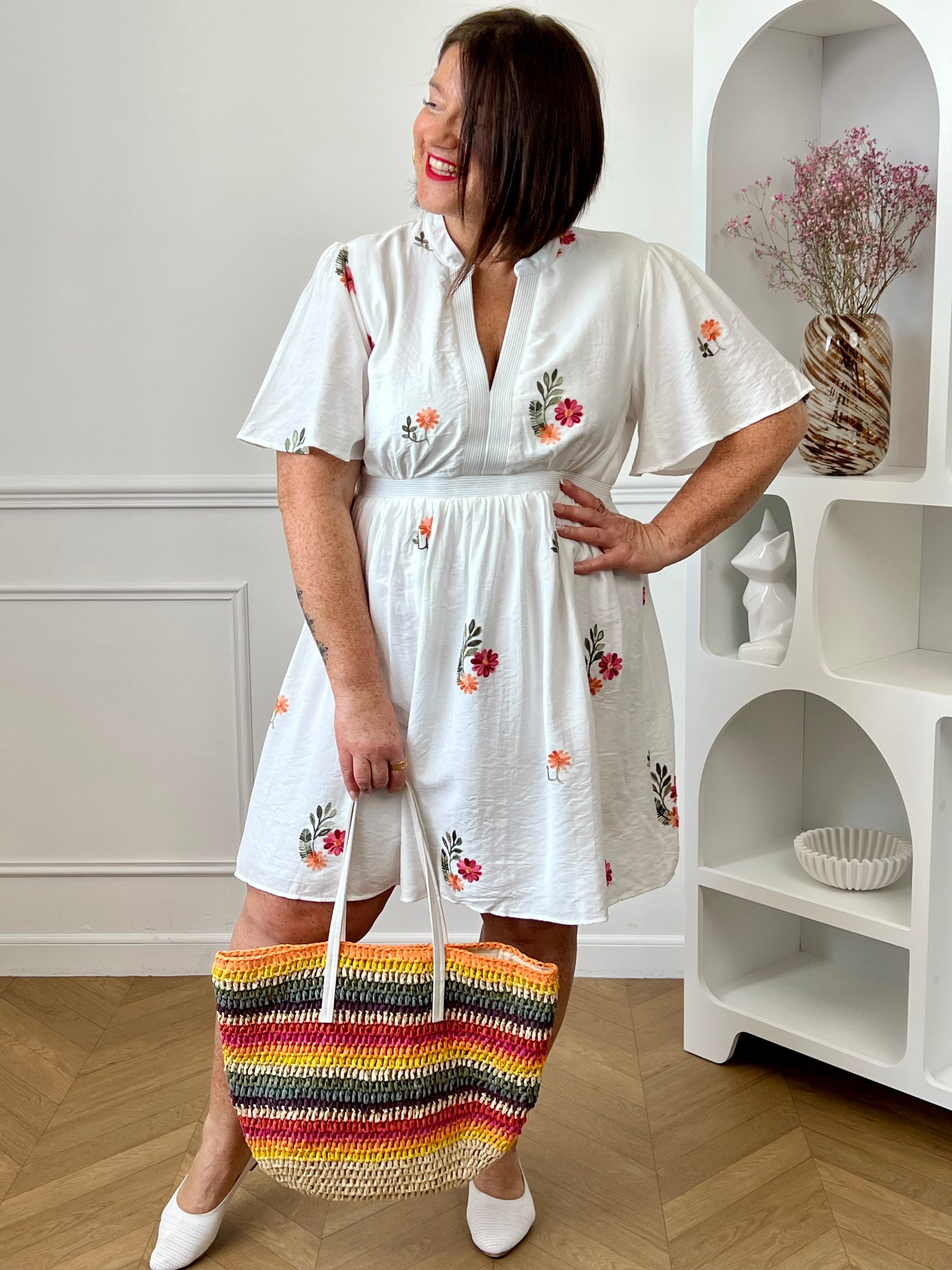 Cette robe courte à motifs séduit et son joli col V qui met subtilement en valeur le décolleté. À la fois fraîche et féminine, elle est idéale pour un look léger et plein de charme. Elle est idéale pour un look féminin avec ses motifs floraux.