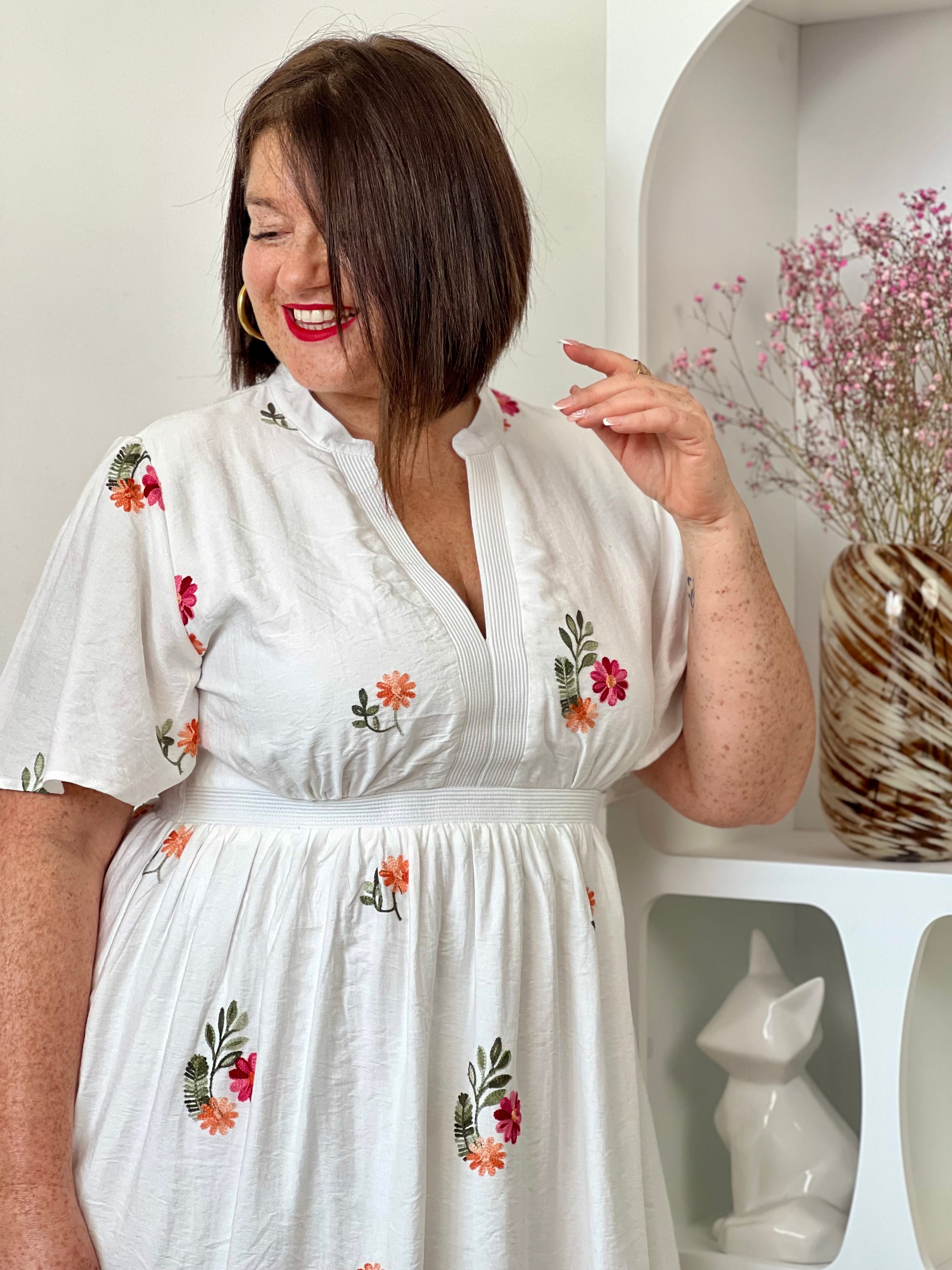 Cette robe courte à motifs séduit et son joli col V qui met subtilement en valeur le décolleté. À la fois fraîche et féminine, elle est idéale pour un look léger et plein de charme. Elle est idéale pour un look féminin avec ses motifs floraux.