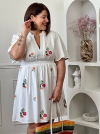 Cette robe courte à motifs séduit et son joli col V qui met subtilement en valeur le décolleté. À la fois fraîche et féminine, elle est idéale pour un look léger et plein de charme. Elle est idéale pour un look féminin avec ses motifs floraux.