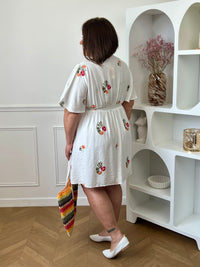 Cette robe courte à motifs séduit et son joli col V qui met subtilement en valeur le décolleté. À la fois fraîche et féminine, elle est idéale pour un look léger et plein de charme. Elle est idéale pour un look féminin avec ses motifs floraux.