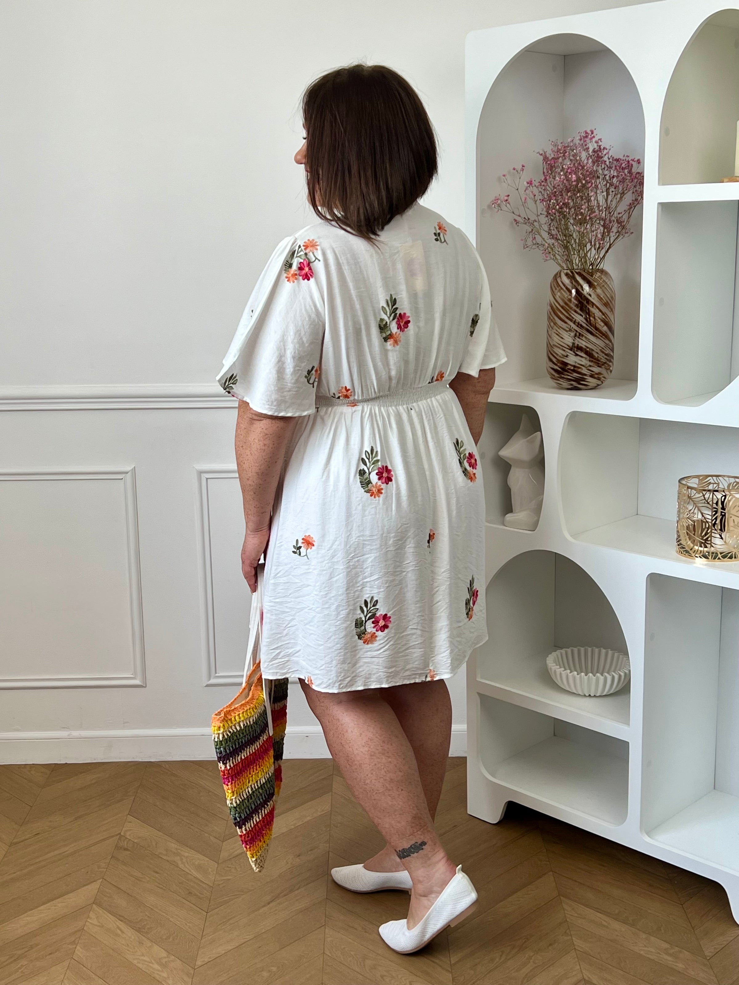 Cette robe courte à motifs séduit et son joli col V qui met subtilement en valeur le décolleté. À la fois fraîche et féminine, elle est idéale pour un look léger et plein de charme. Elle est idéale pour un look féminin avec ses motifs floraux.