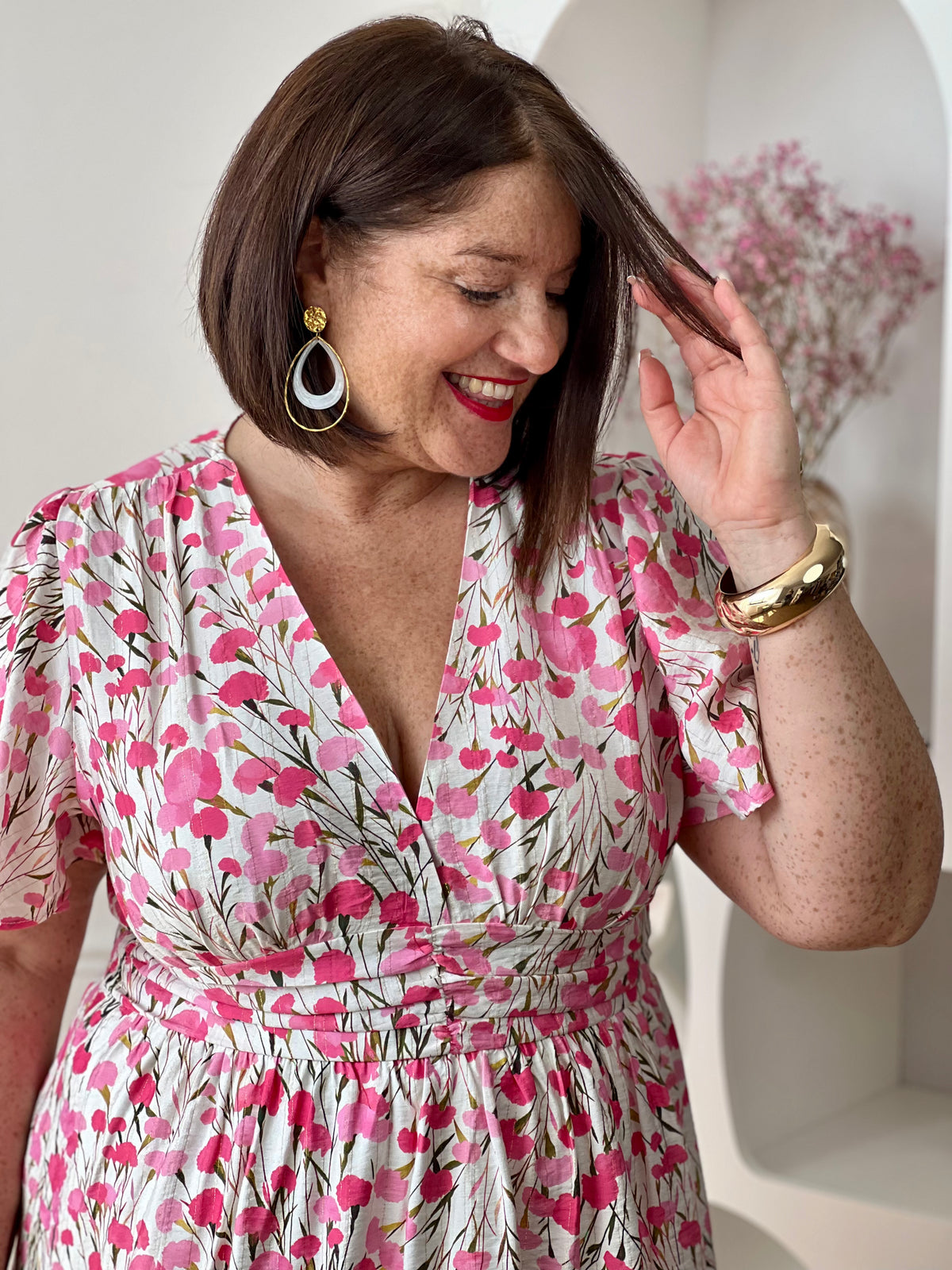 Cette robe courte à motifs séduit et son joli col V qui met subtilement en valeur le décolleté. À la fois fraîche et féminine, elle est idéale pour un look léger et plein de charme. Elle est idéale pour un look féminin avec ses motifs floraux.