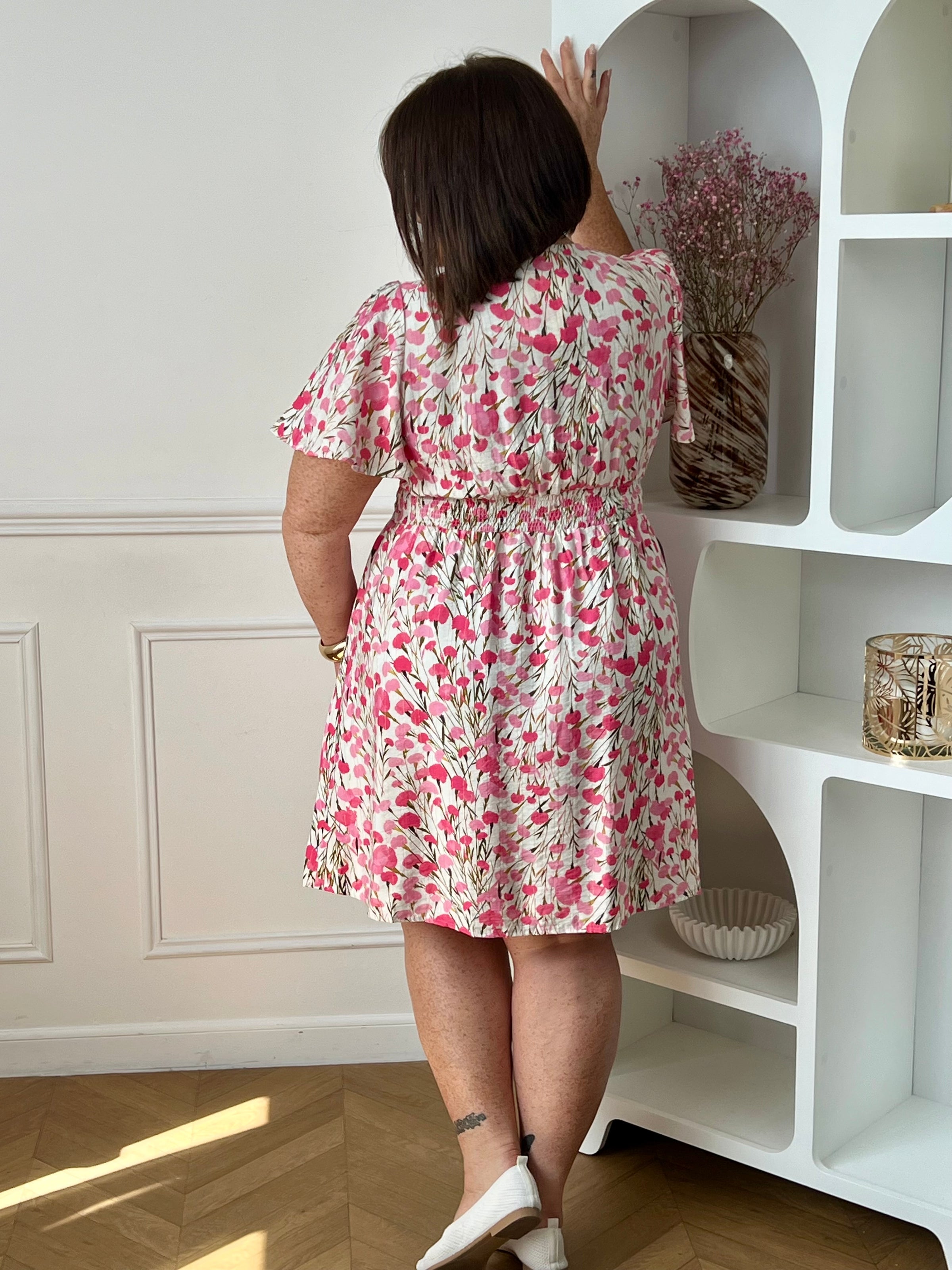Cette robe courte à motifs séduit et son joli col V qui met subtilement en valeur le décolleté. À la fois fraîche et féminine, elle est idéale pour un look léger et plein de charme. Elle est idéale pour un look féminin avec ses motifs floraux.