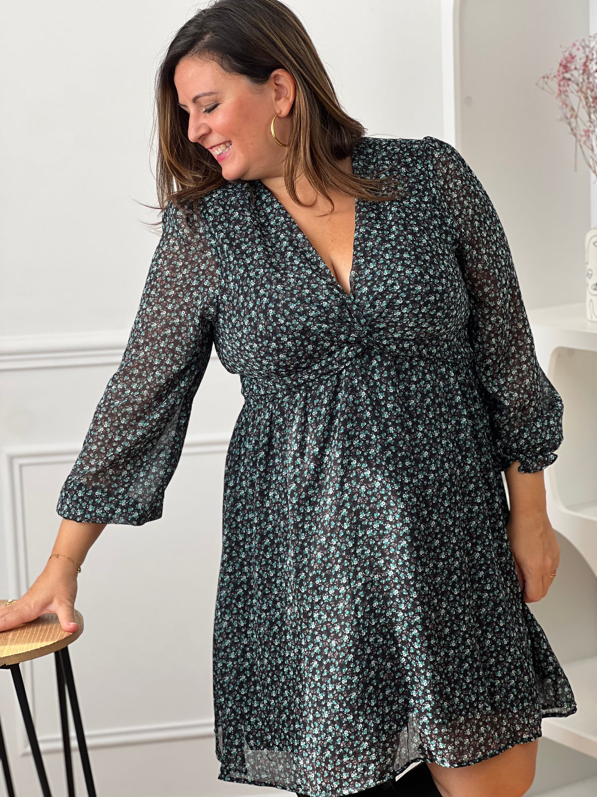 Robe fleurie grande taille pour femme dans les tons noir, écru, bleu et vert.