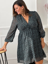 Robe fleurie grande taille pour femme dans les tons noir, écru, bleu et vert.