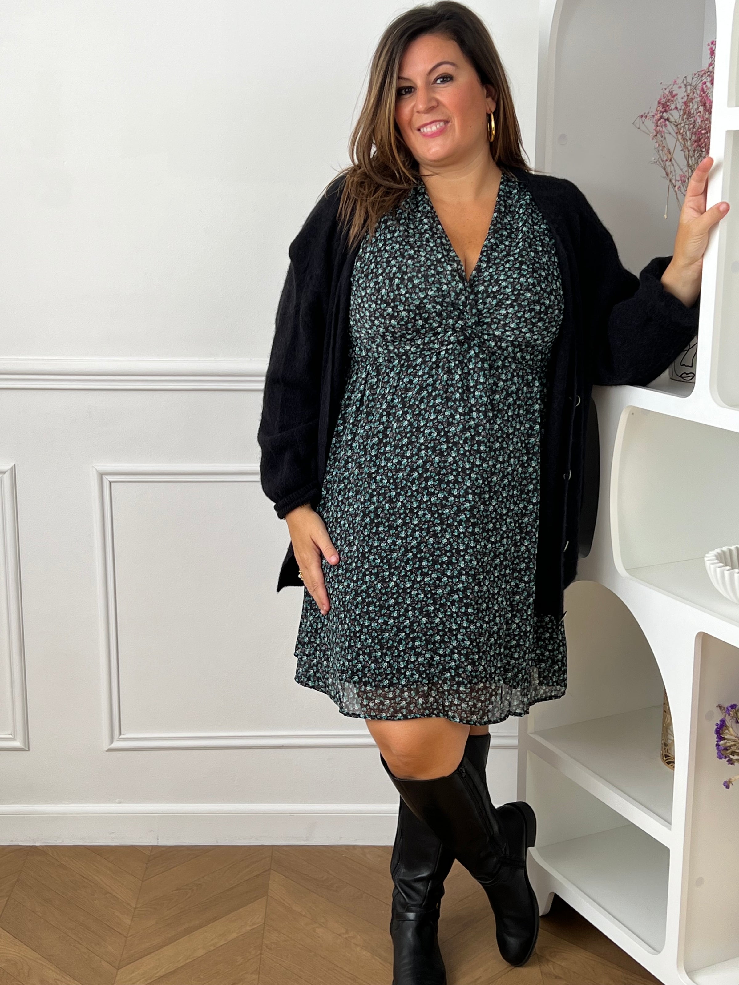 Robe à manches longues grande taille avec élégant col cache-cœur.