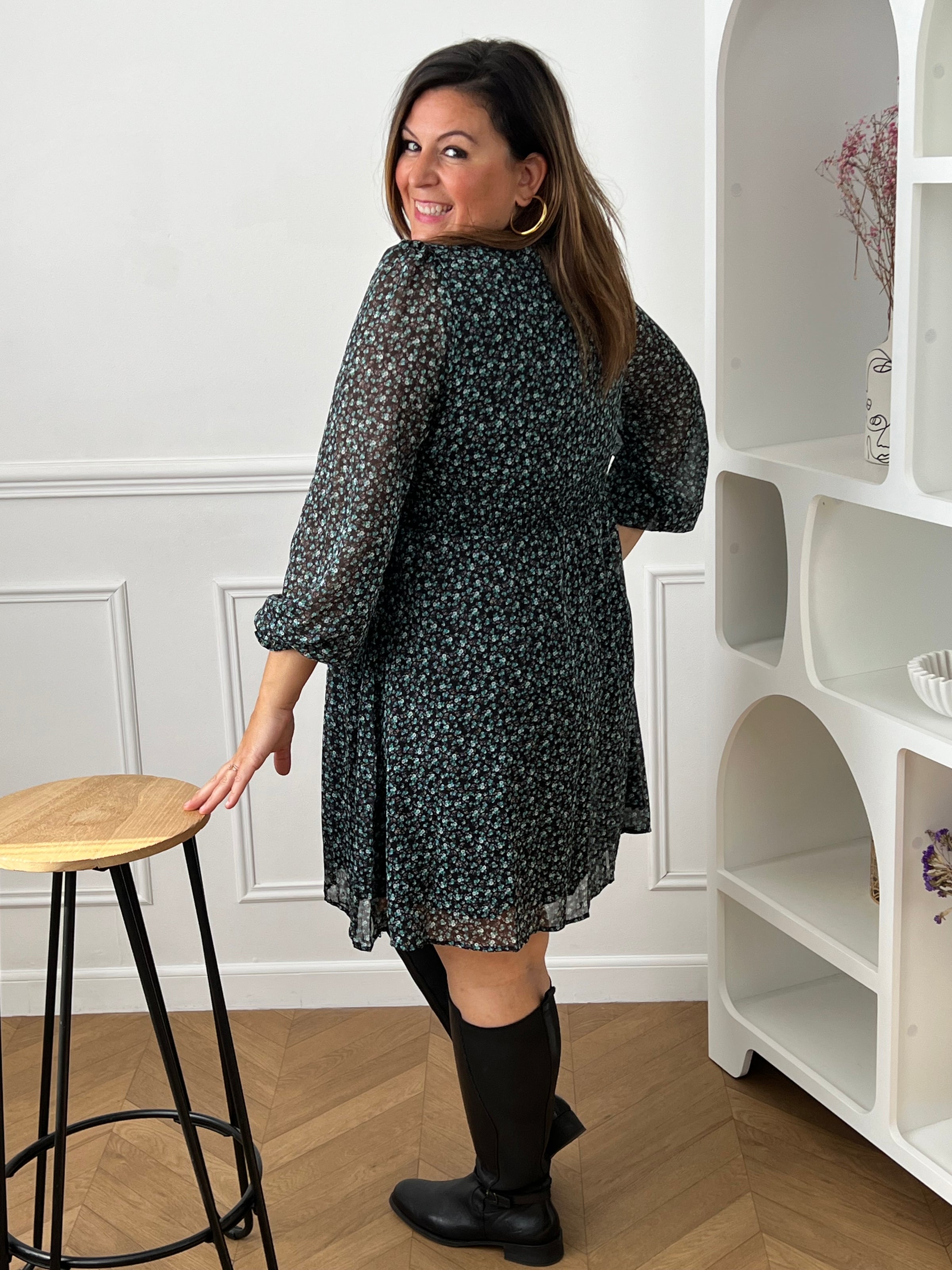 Robe cache-cœur grande taille, idéale pour une silhouette élégante.
