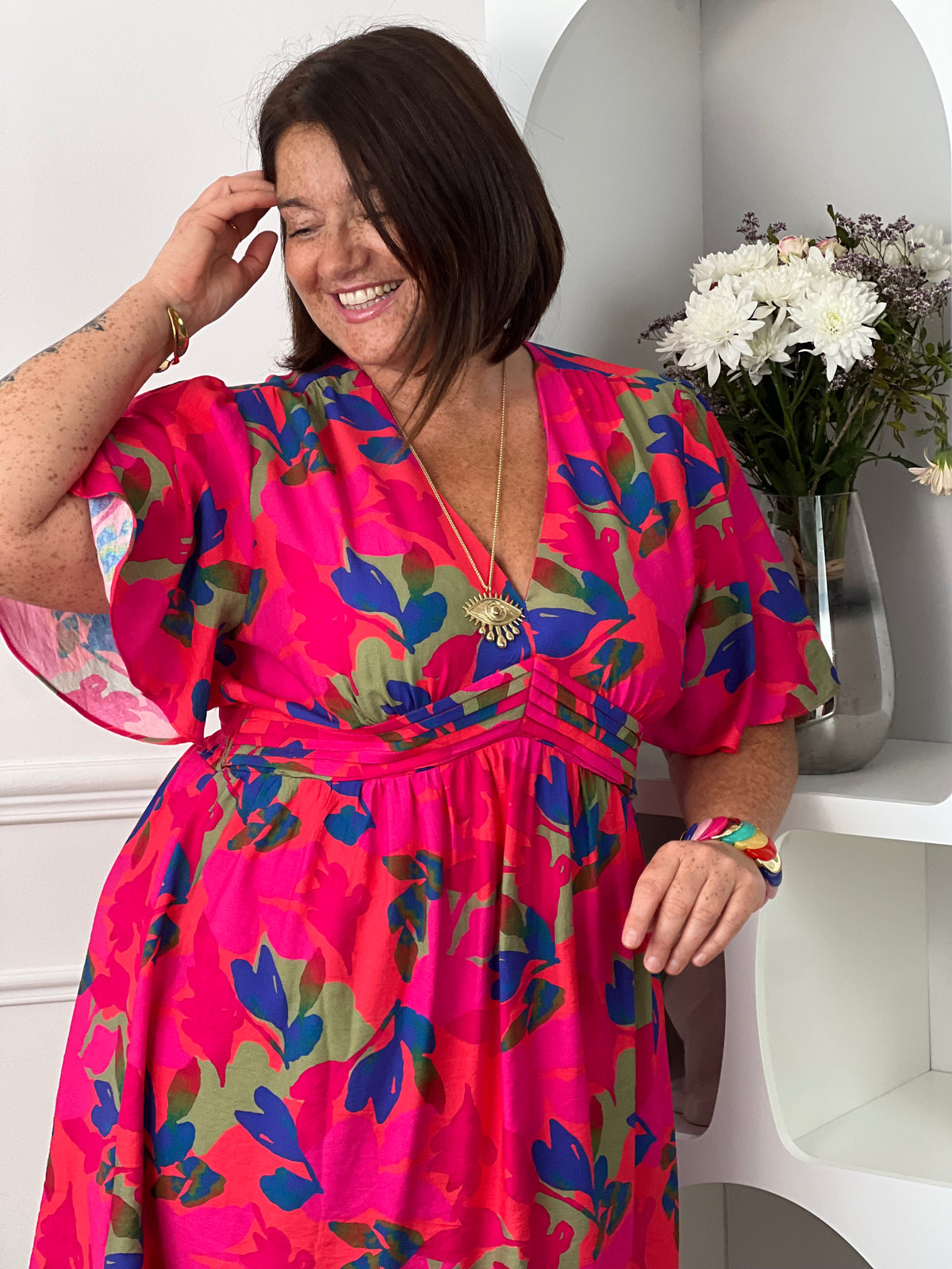 Cette robe courte fuchsia aux motifs corail bleu et vert allie confort et élégance grâce à sa coupe fluide qui sublime la silhouette. Son col en V et ses manches courtes apportent une touche de fraîcheur et de féminité.