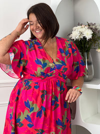 Cette robe courte fuchsia aux motifs corail bleu et vert allie confort et élégance grâce à sa coupe fluide qui sublime la silhouette. Son col en V et ses manches courtes apportent une touche de fraîcheur et de féminité.
