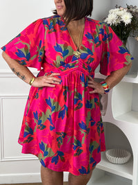 Cette robe courte fuchsia aux motifs corail bleu et vert allie confort et élégance grâce à sa coupe fluide qui sublime la silhouette. Son col en V et ses manches courtes apportent une touche de fraîcheur et de féminité.