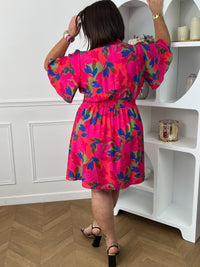 Cette robe courte fuchsia aux motifs corail bleu et vert allie confort et élégance grâce à sa coupe fluide qui sublime la silhouette. Son col en V et ses manches courtes apportent une touche de fraîcheur et de féminité.