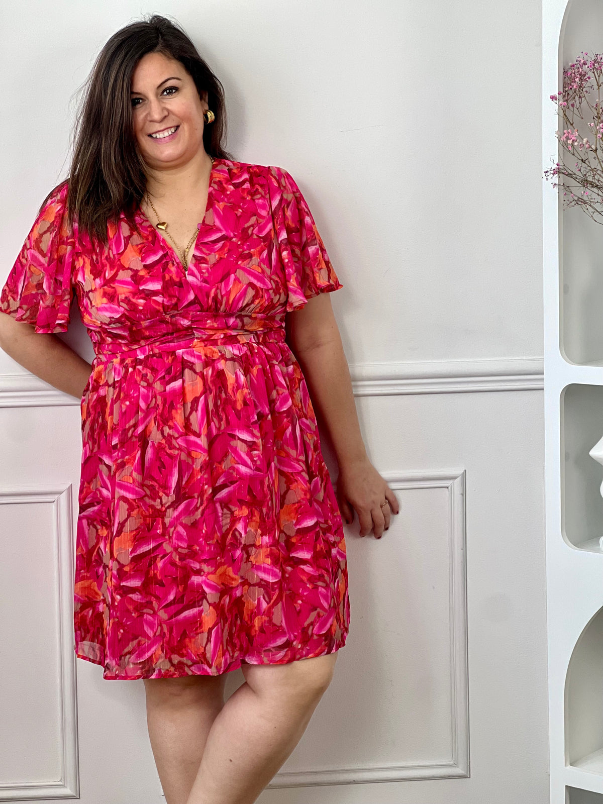 Cette robe courte à motifs séduit et son joli col V qui met subtilement en valeur le décolleté. À la fois fraîche et féminine, elle est idéale pour un look léger et plein de charme. Elle est idéale pour un look féminin avec ses motifs floraux.