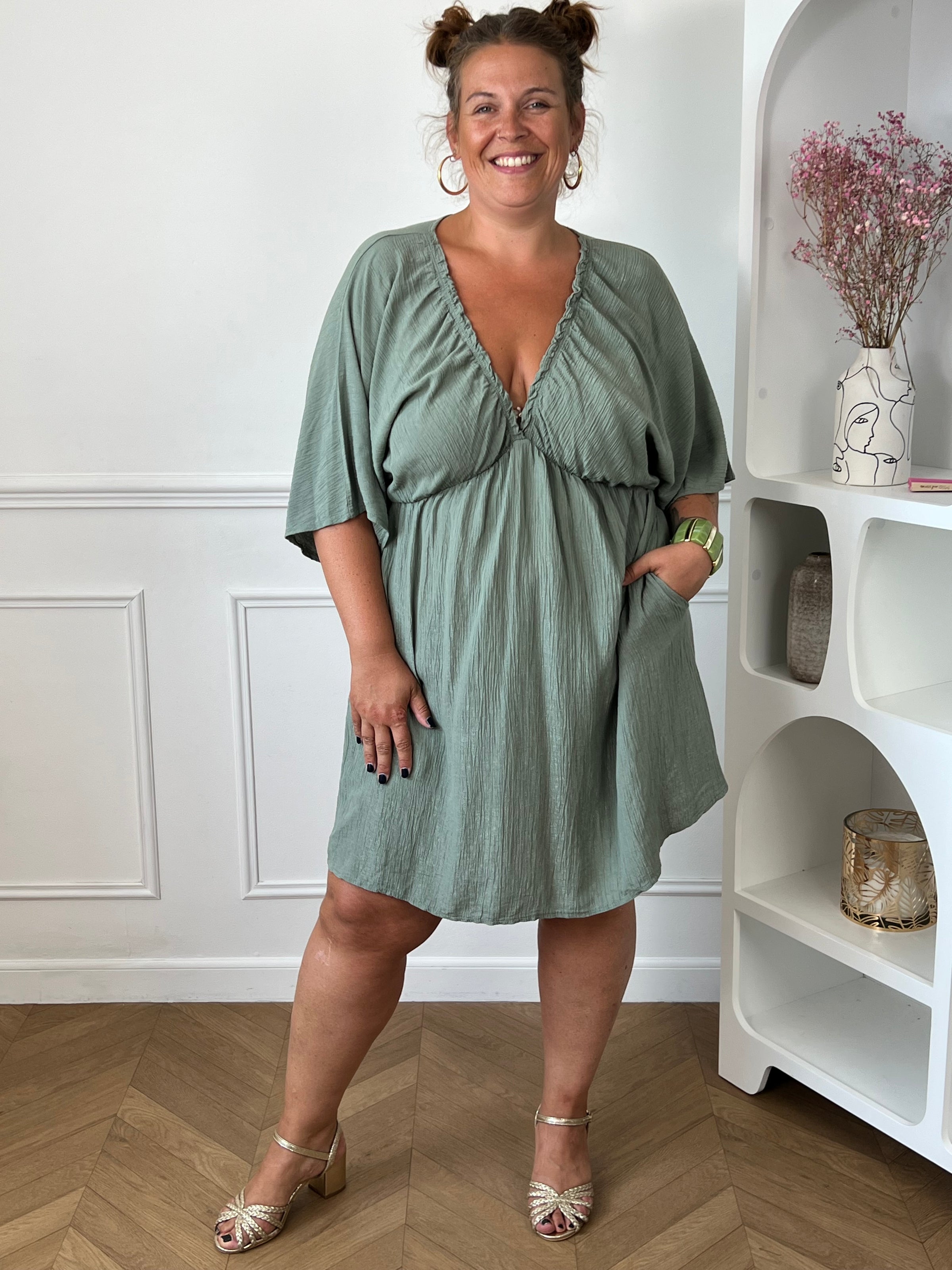 Robe courte kaki grande taille Irmy col V plongeant manches courtes 2 poches latérales – Loïcia

