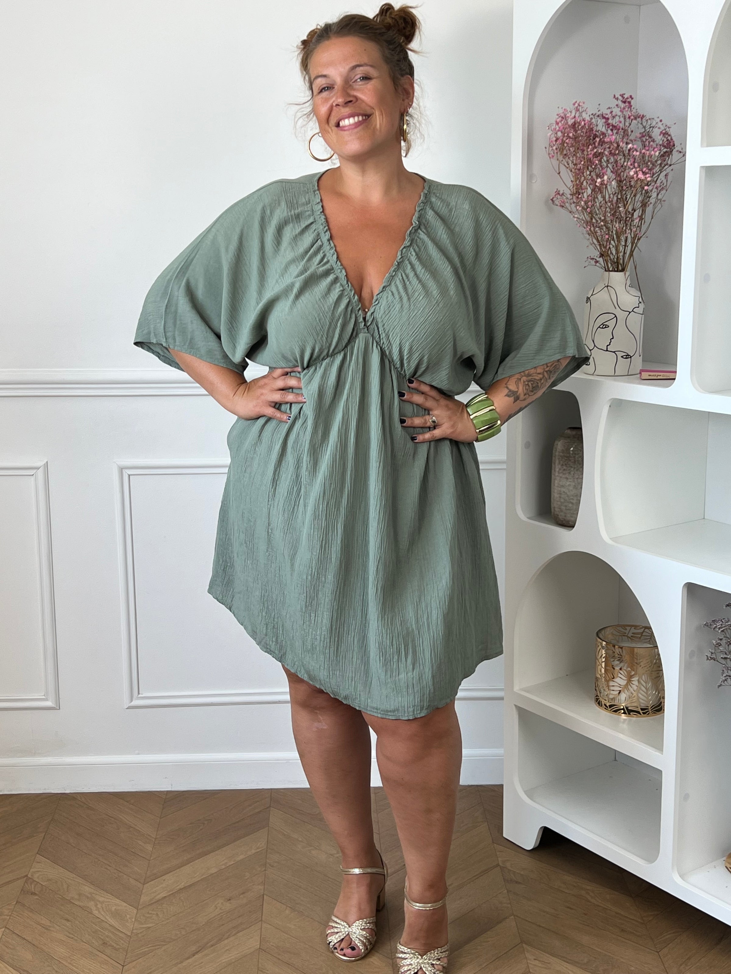 Robe courte kaki curve vue de dos élastique taille – Loïcia
