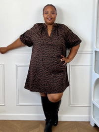 Robe courte ample grande taille pour femme avec motif léopard marron et noir.